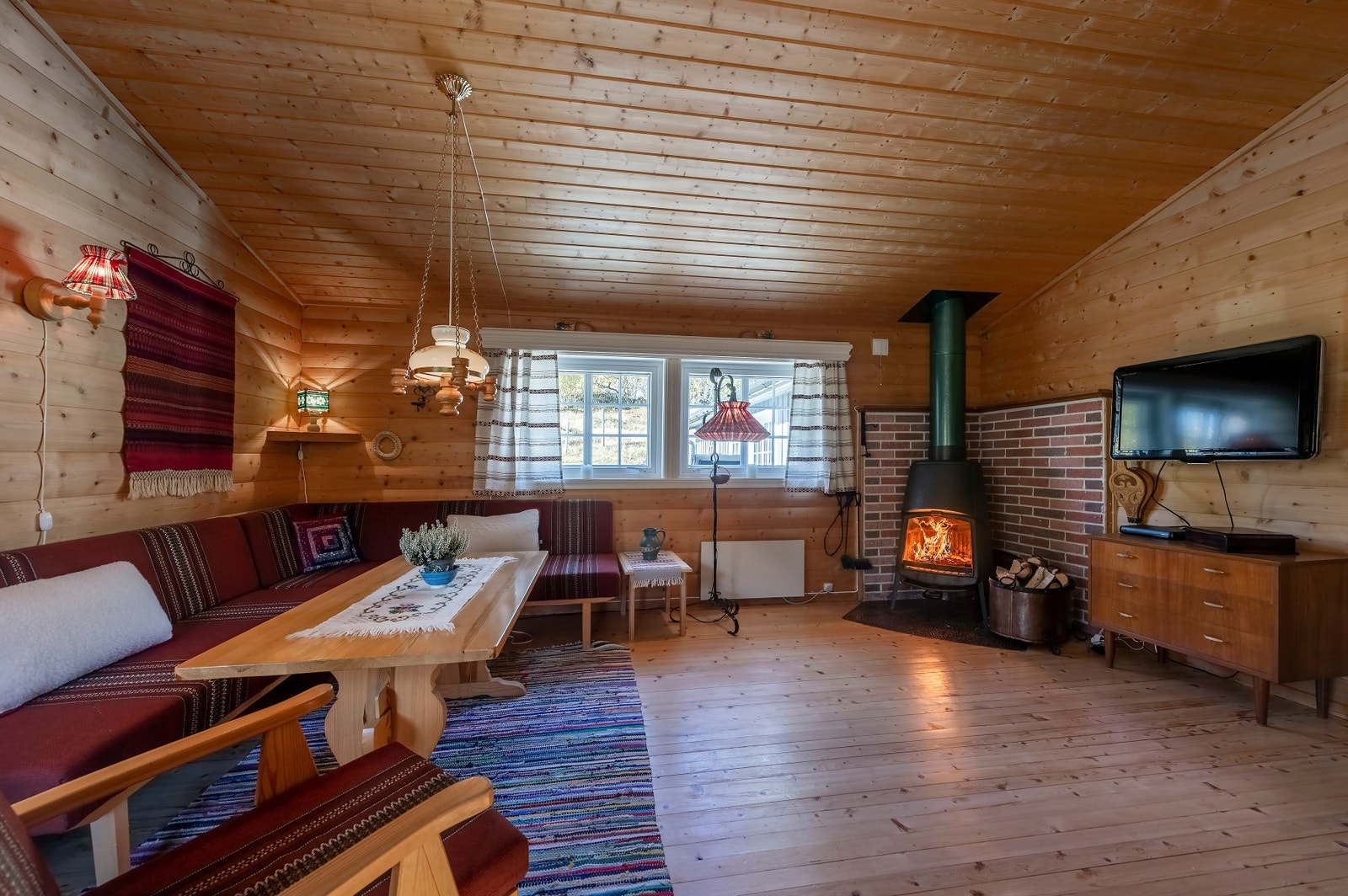 Åpen stue- og kjøkkenløsning på 25,4 kvm. Galleribilde