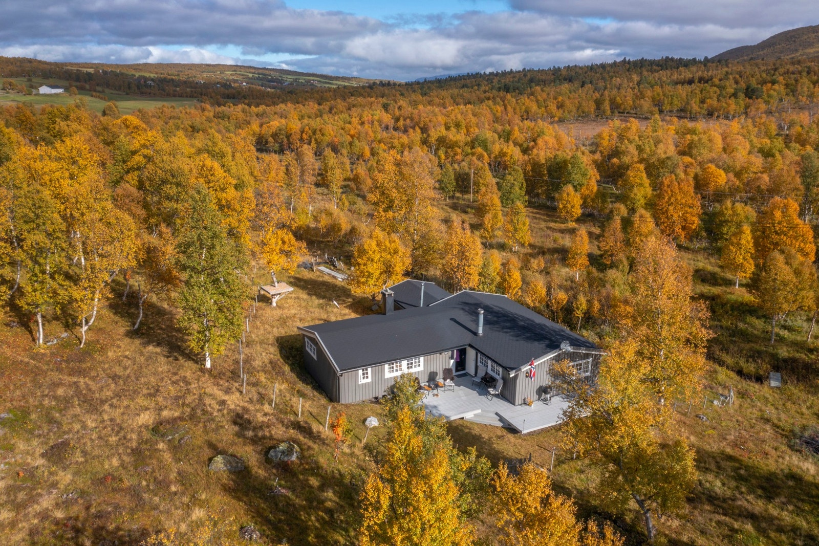 Fra eiendommen er det ca. 15 minutters kjøring til Nerskogen skisenter. Galleribilde