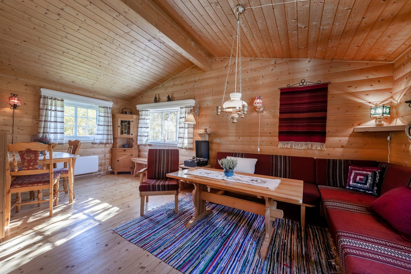 Hytten benytter seg av elektrisitet og vedfyring som oppvarmingskilder. Galleribilde