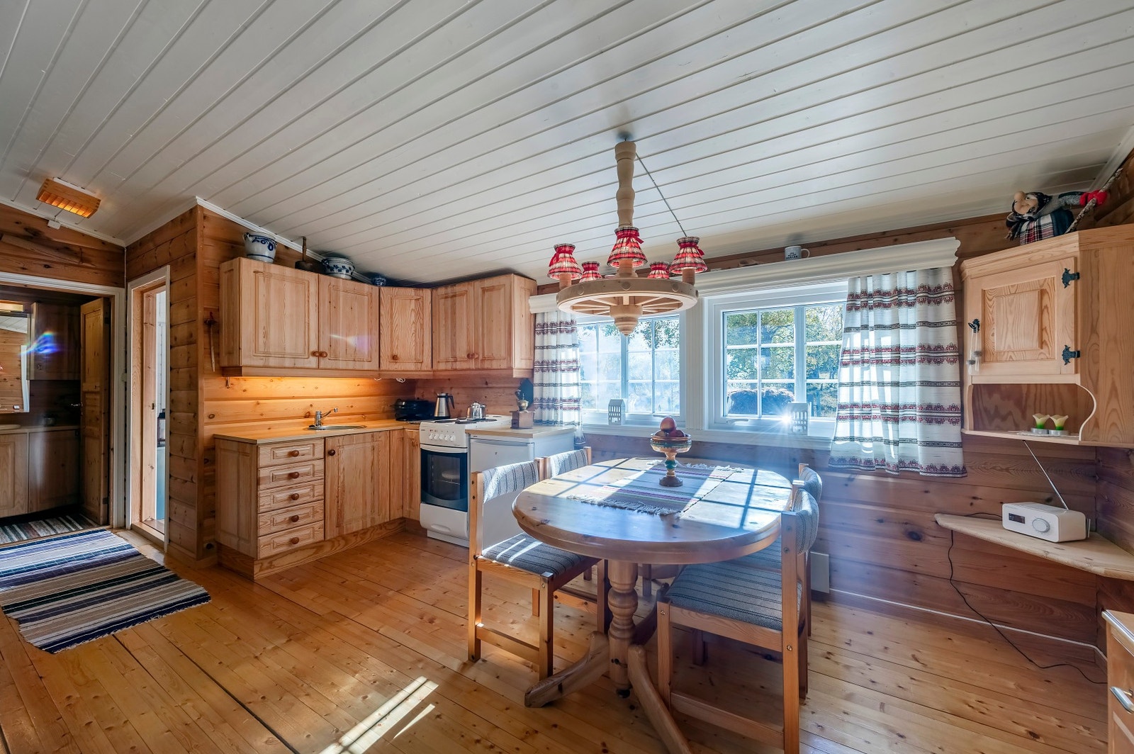 Kjøkkenet i den påbygde delen har også fått TG1 på overflater og innredning av takstmann. Galleribilde