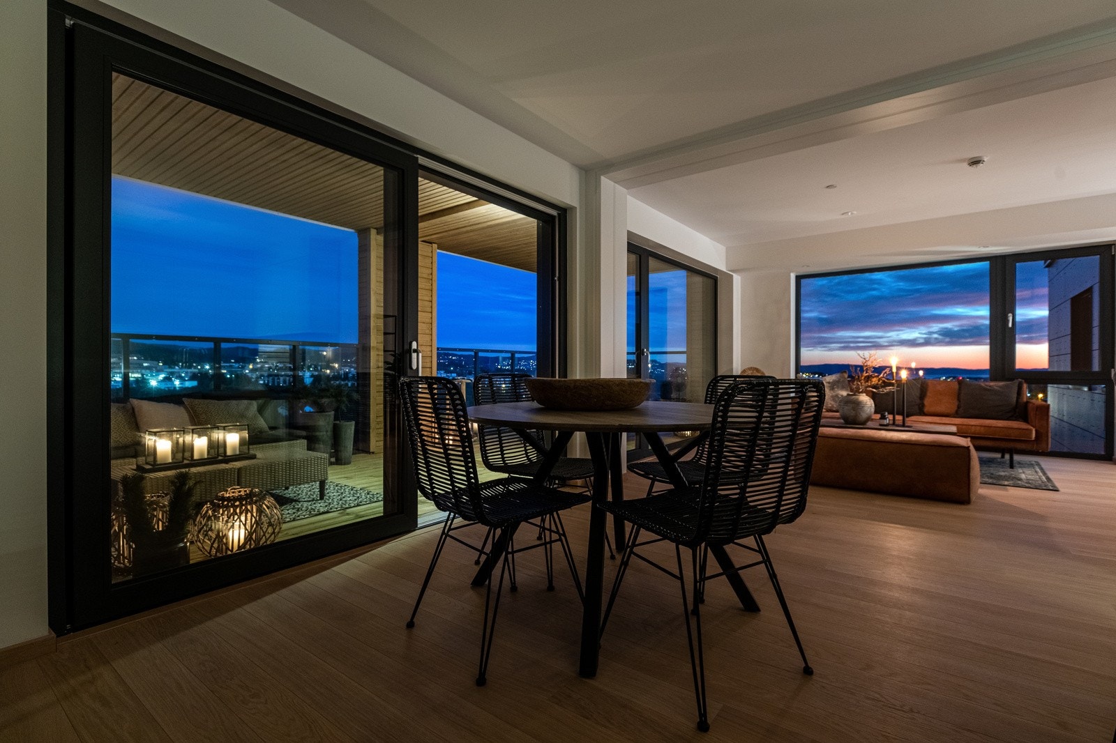 Nydelig lys i stuen fra solnedgangen Galleribilde