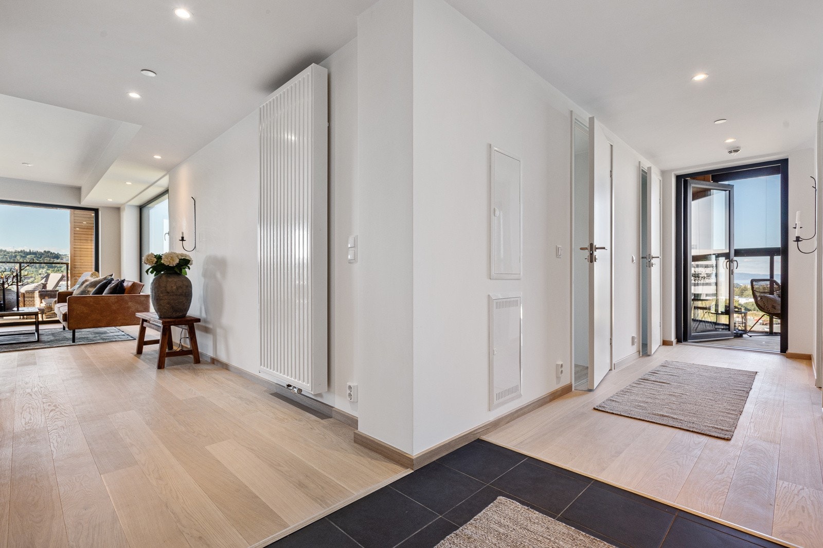 Velkommen inn i en luftig og lys entrè Galleribilde