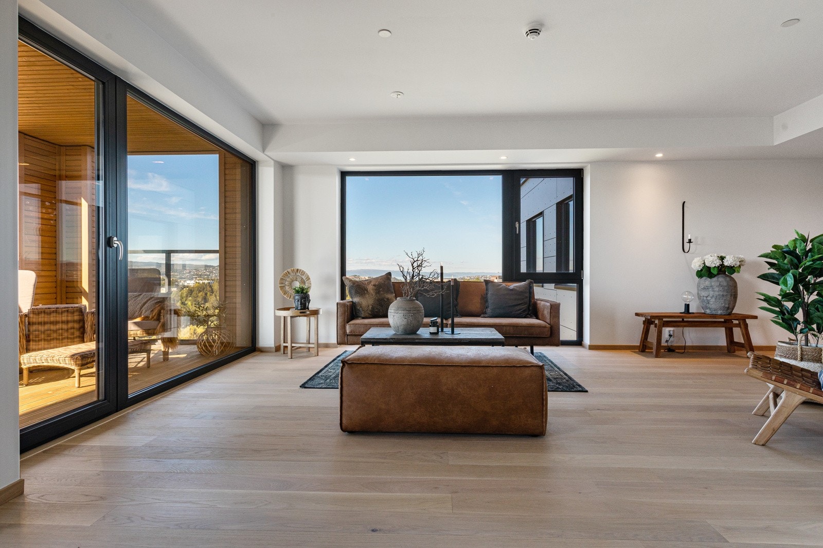 På varme sommerdager kan stuen luftes via to heve/skyve-dører Galleribilde