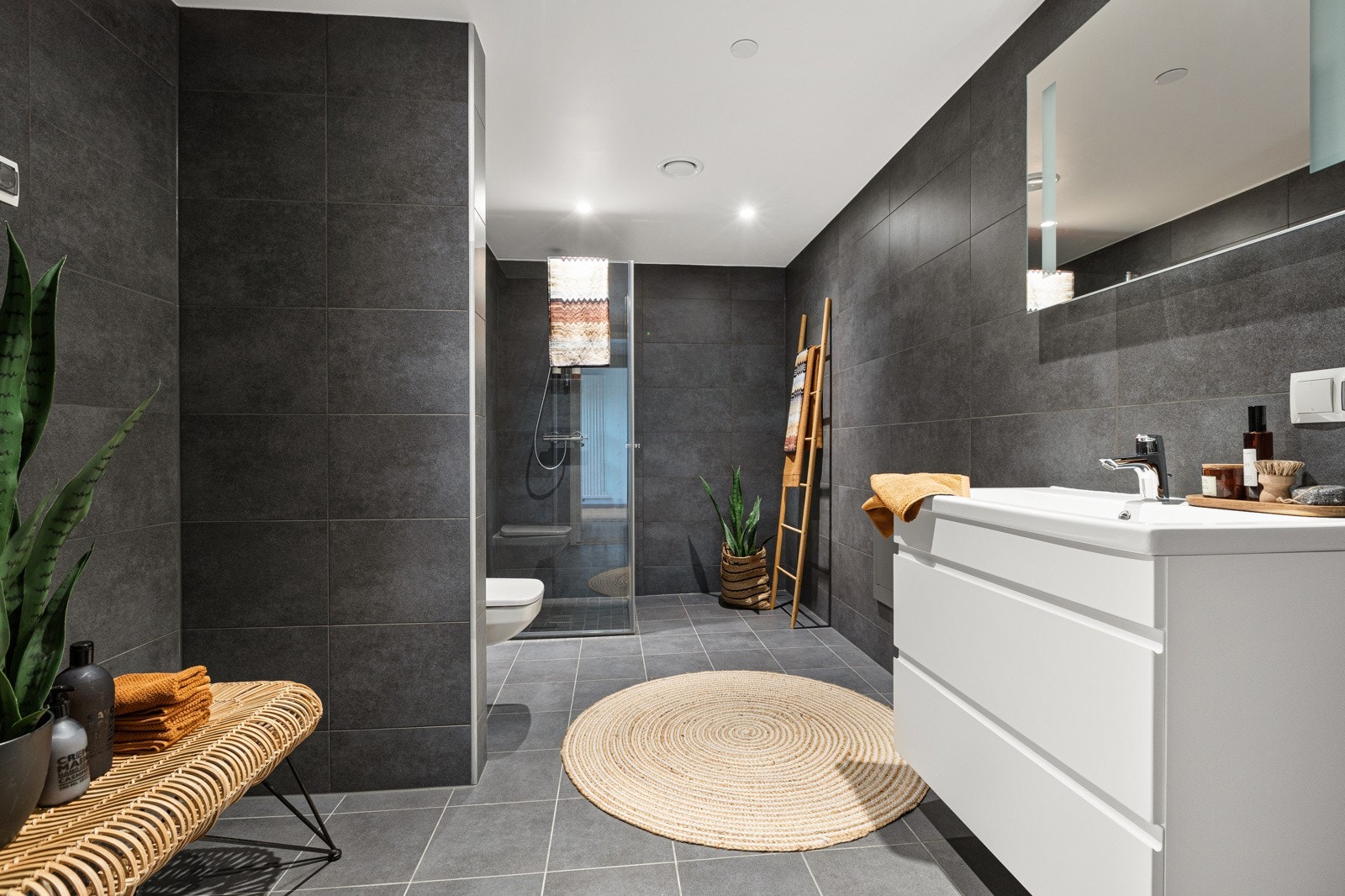 Det delikate hovedbadet har tidsriktige fliser og innredning. Rommet er på ca 7 kvm. Galleribilde