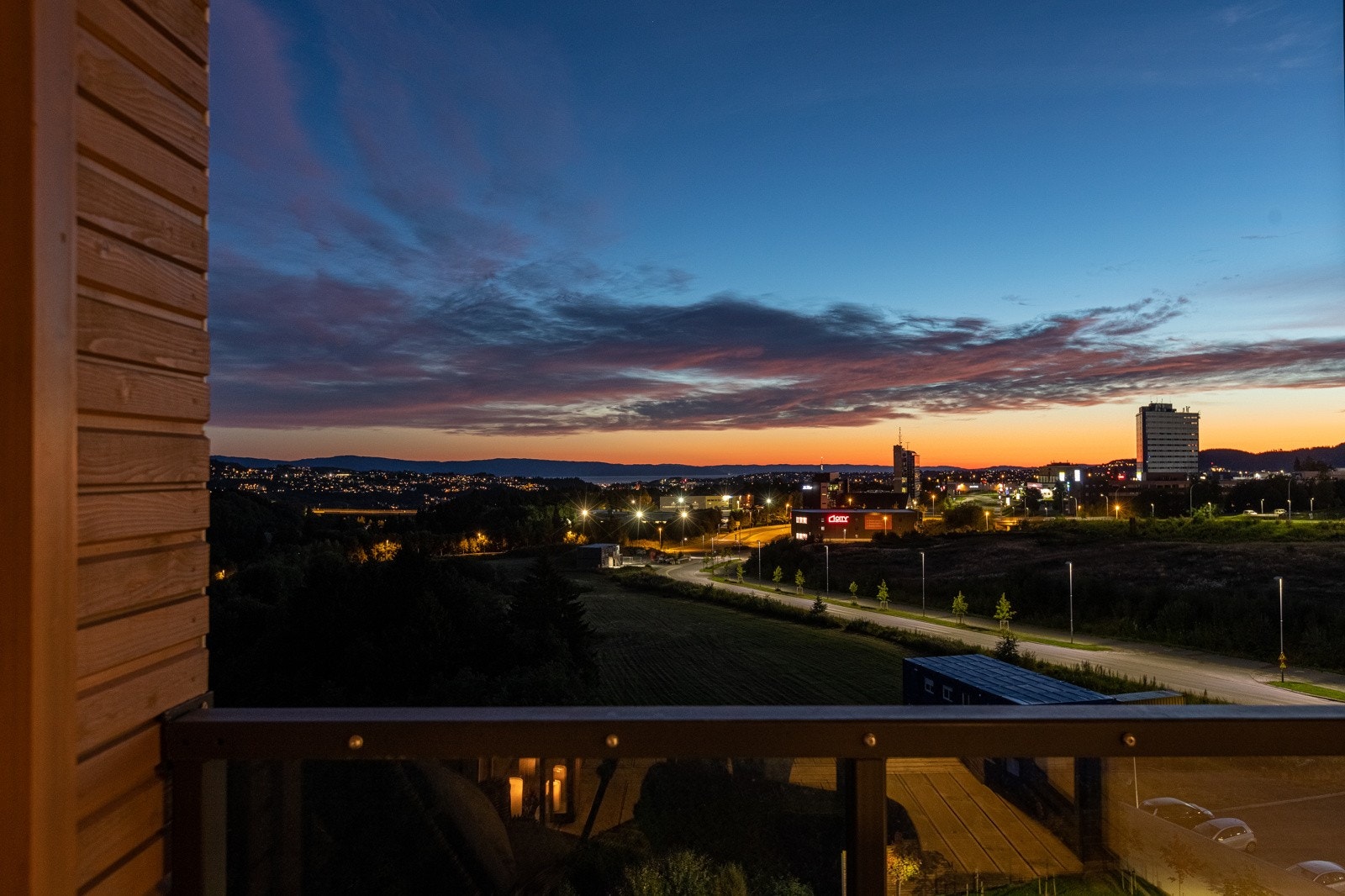 Utsikt mot sentrum av Trondheim og solnedgang over byen. Galleribilde