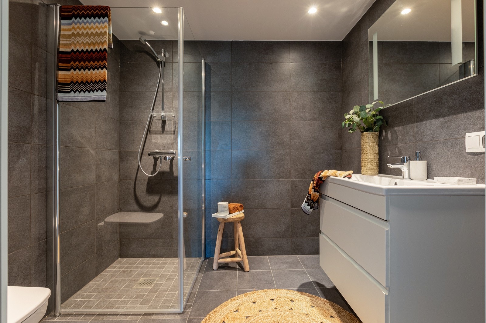 Gjestebadet er like stilrent. Her er det opplegg for vaskemaskin. Rommet er ca 4 kvm. Galleribilde