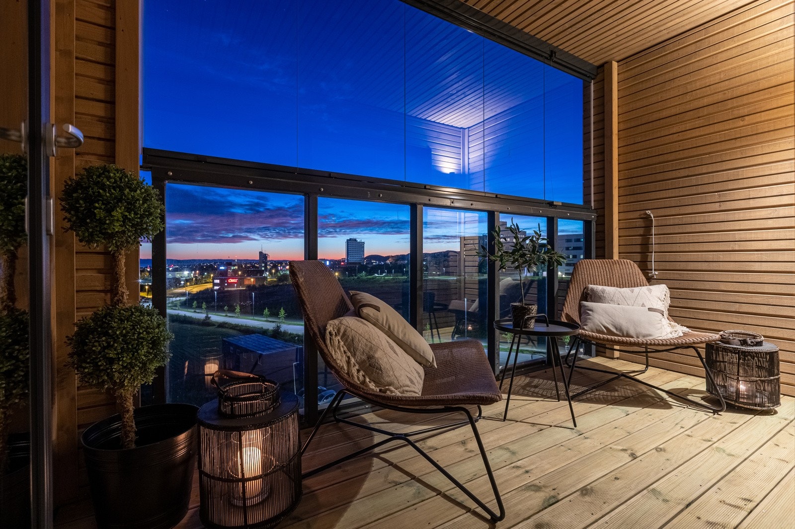 Fra soveromsgangen er det utgang til en innglasset balkong på 5 kvm Galleribilde