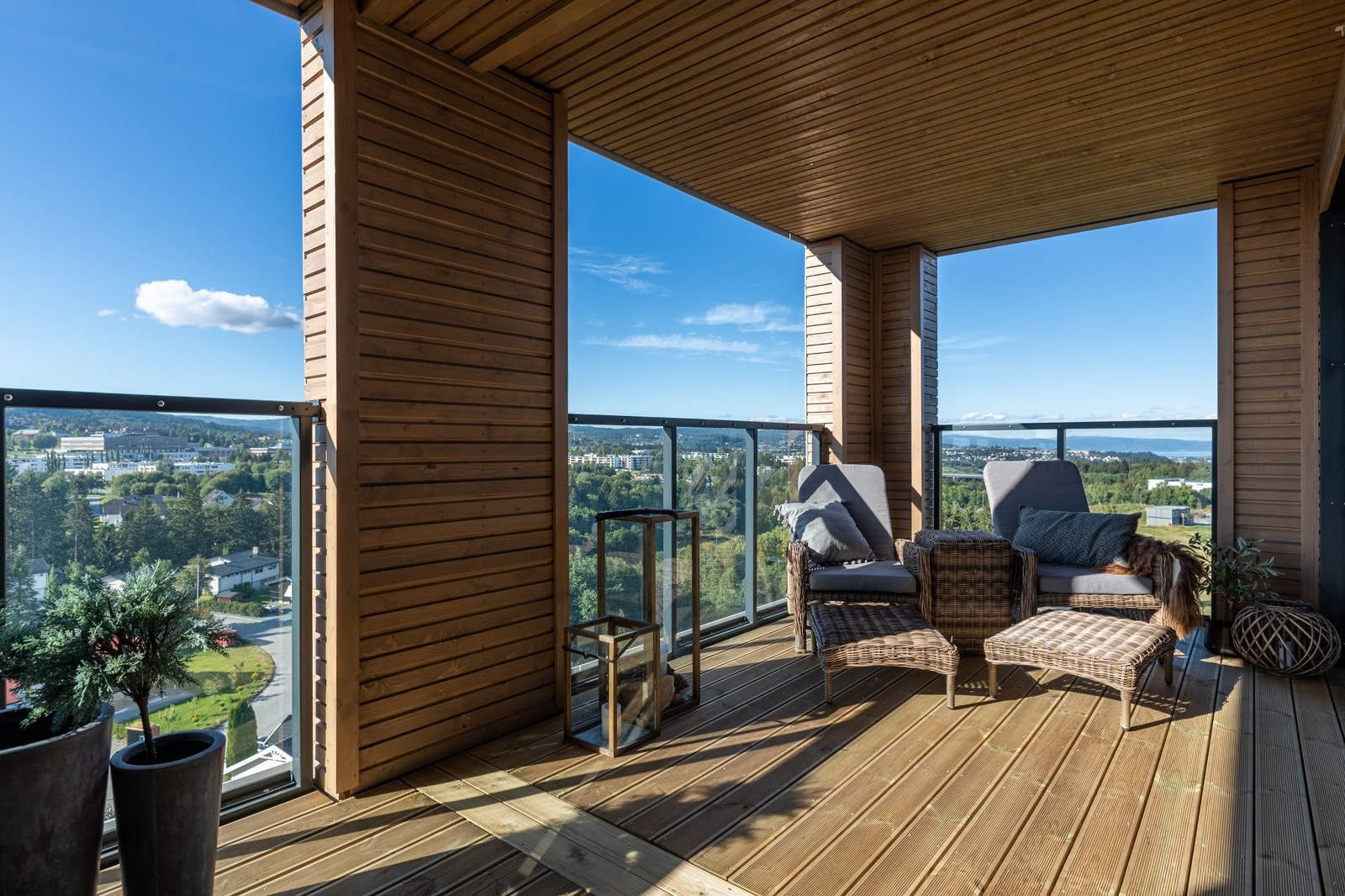 Den store balkongen mot vest er på ca 18 kvm. Her kan man nyte ettermiddags- og kveldssola Galleribilde