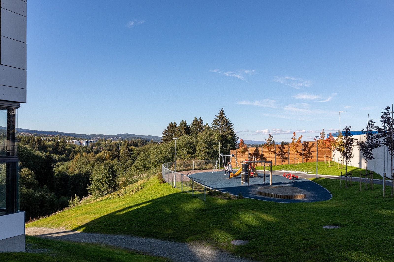 Pent opparbeidet fellesareal med lekeplass Galleribilde