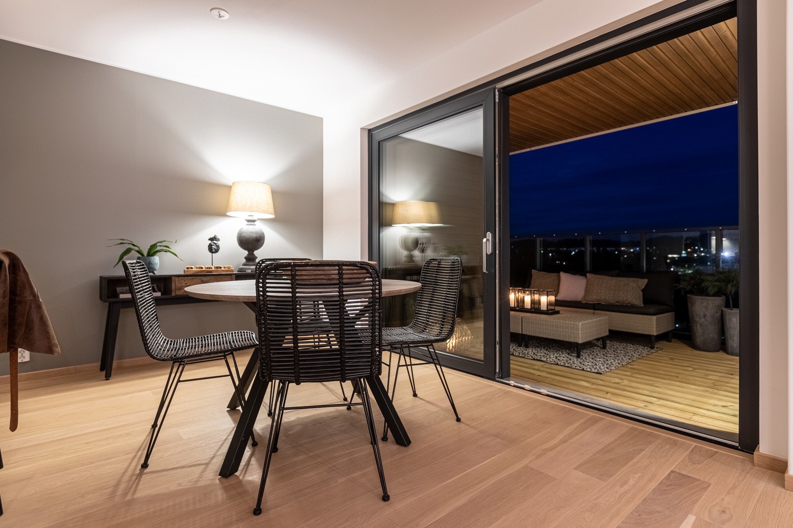 På varme sommerdager er det fint å kunne åpne opp ut til terrassen Galleribilde