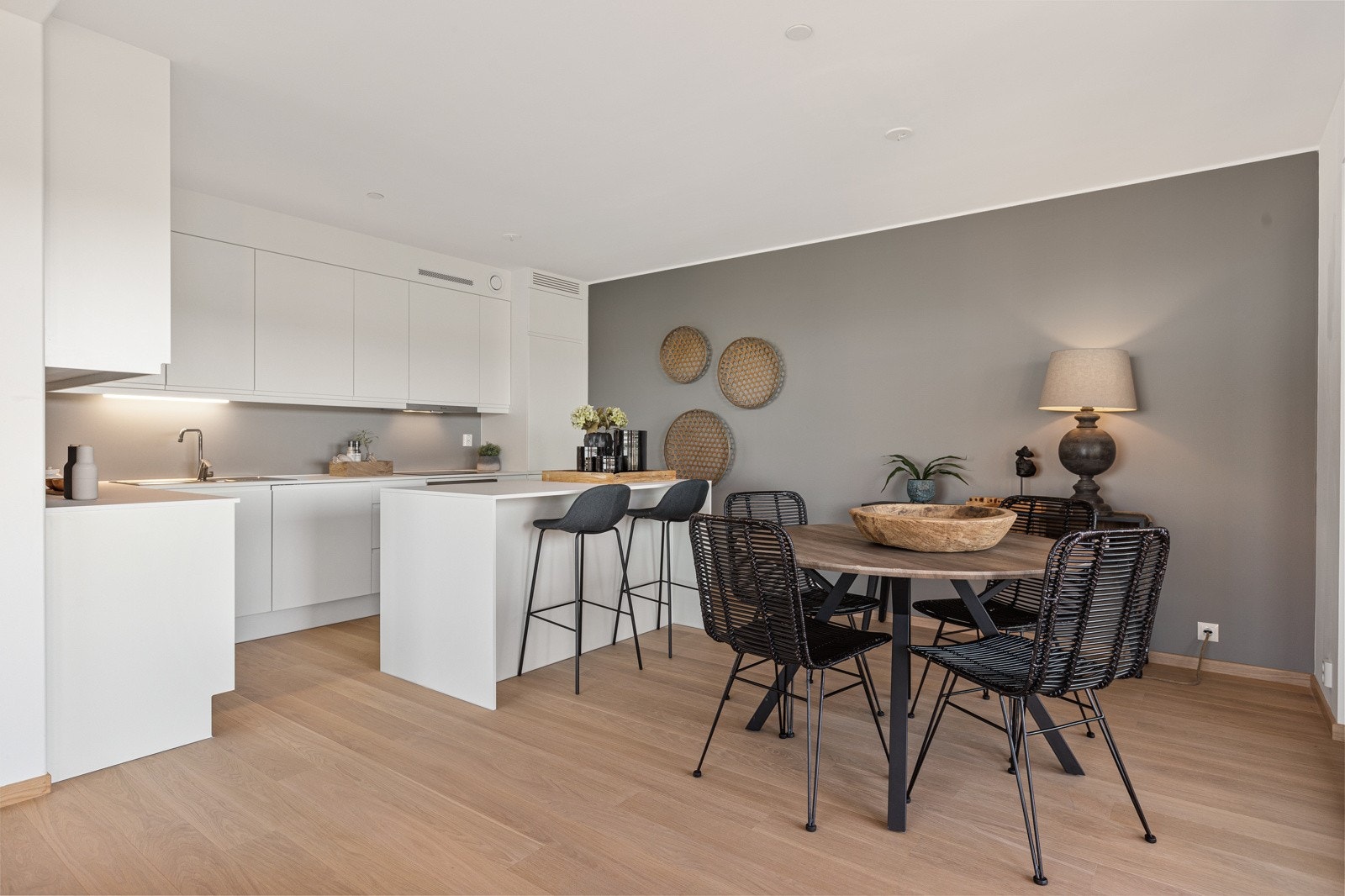 God plass for stort spisebord ved kjøkkenet Galleribilde