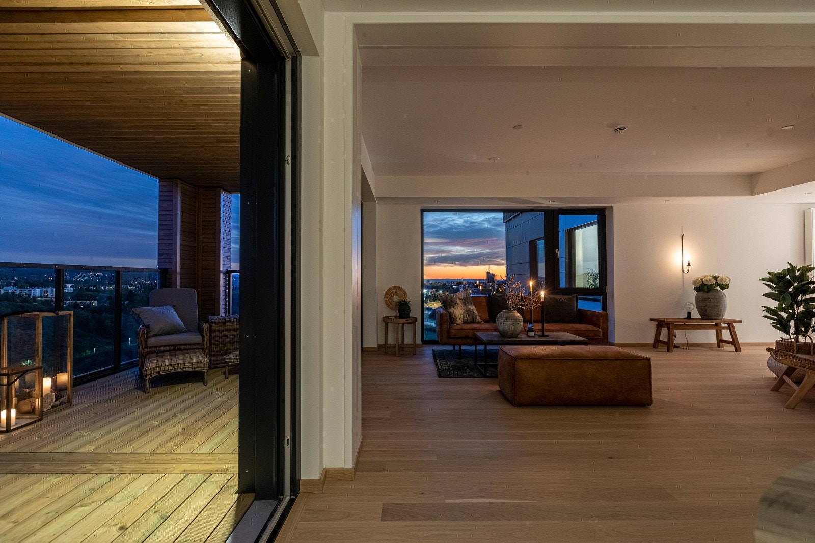 Balkongen går i ett med stuen når man åpner de store skyvedørene Galleribilde