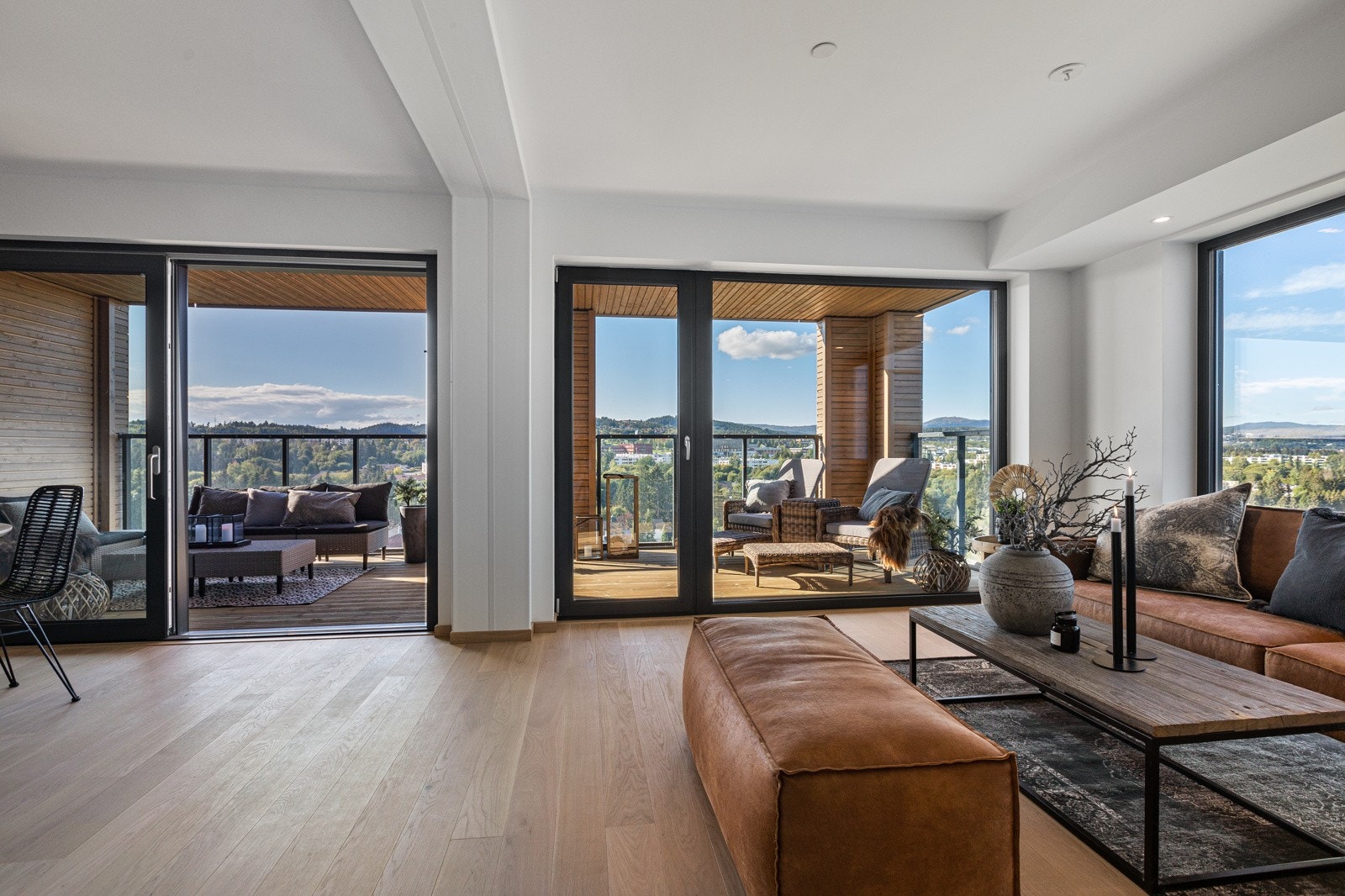 Stuen oppleves som ekstremt luftig pga store vindusflater Galleribilde