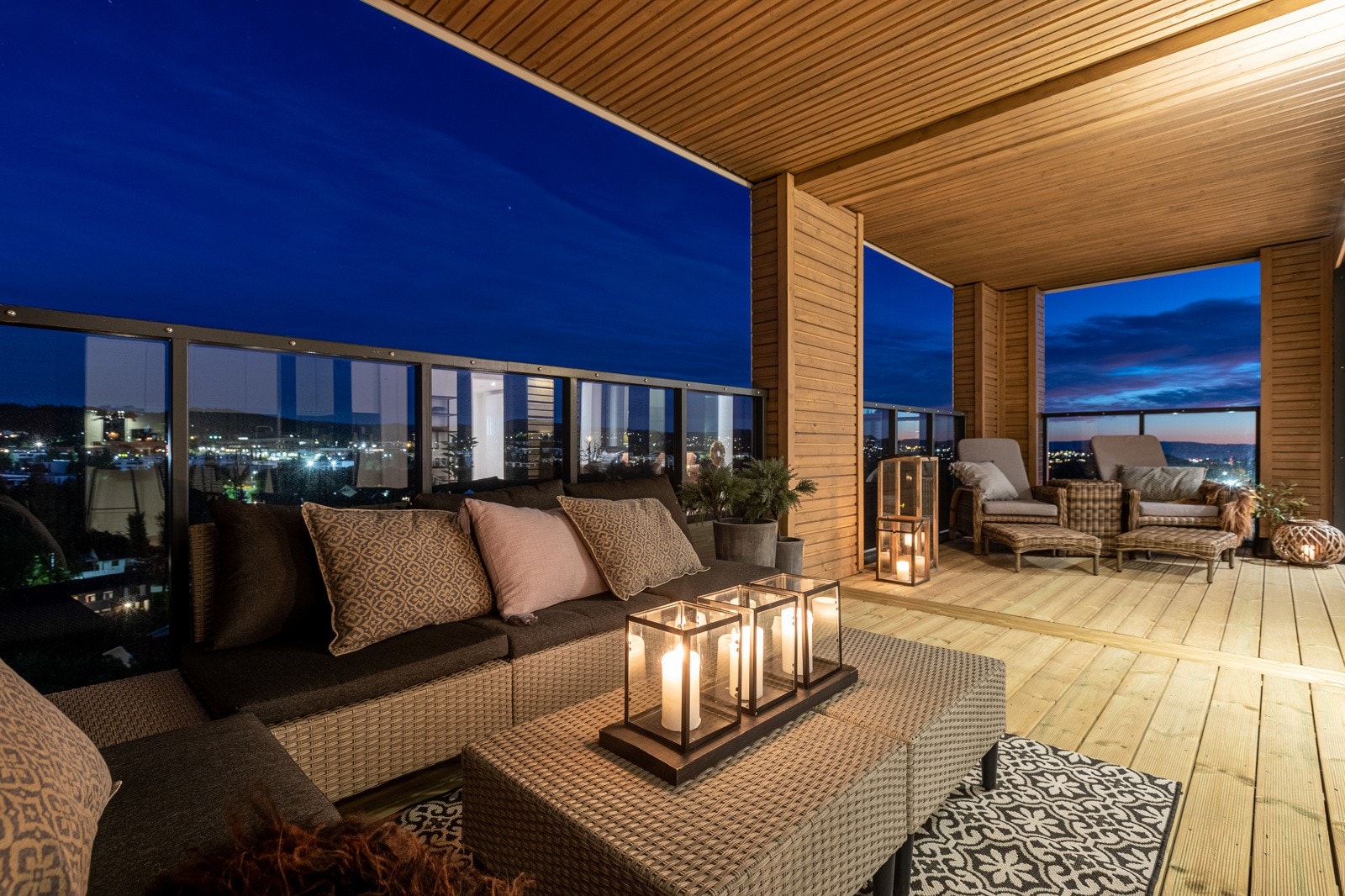 Her kan man nyte sommerkvelden og solnedgangen Galleribilde