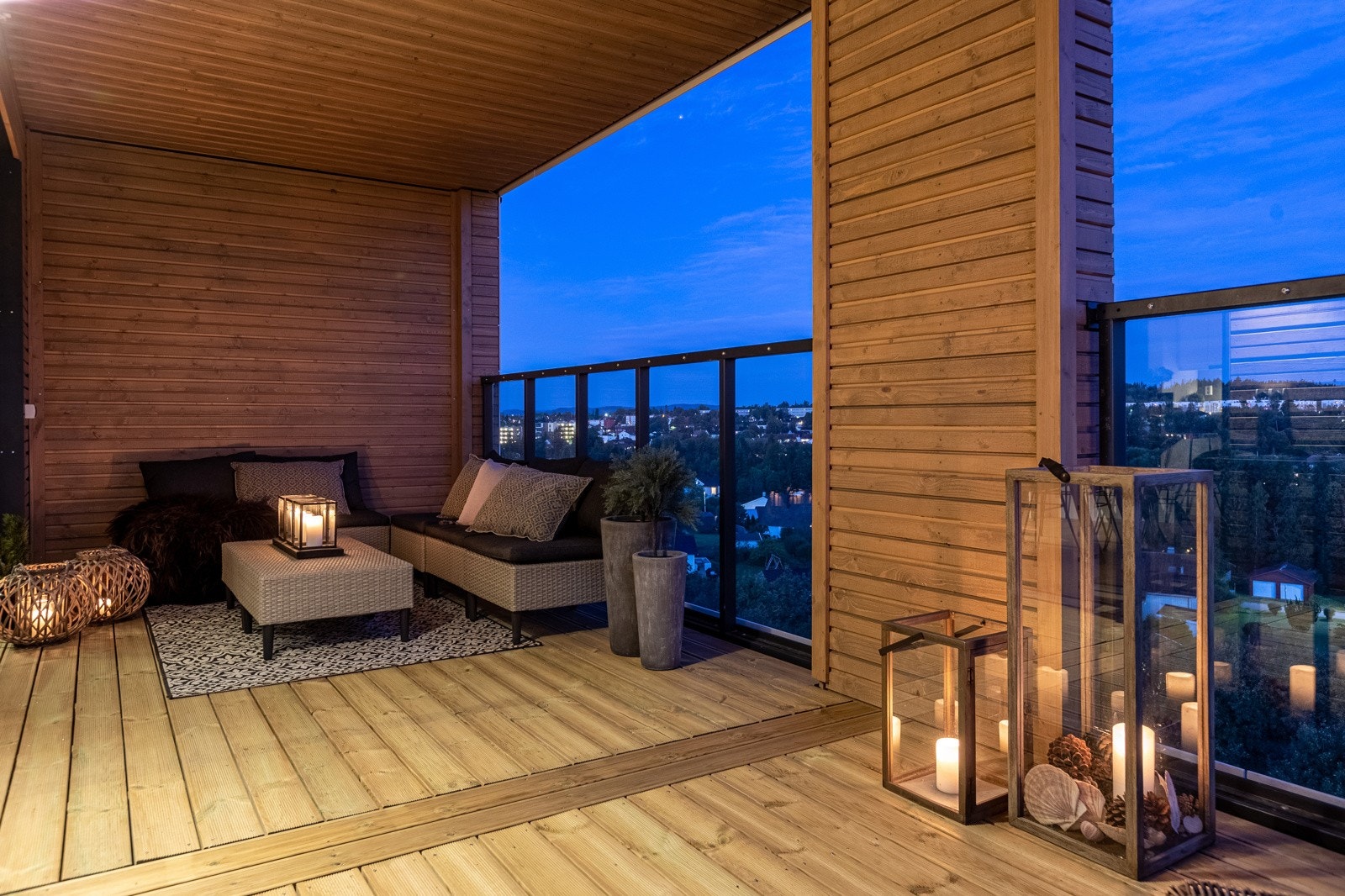 Den største balkongen er overbygd og har glassrekkverk så man fint kan nyte usikten Galleribilde