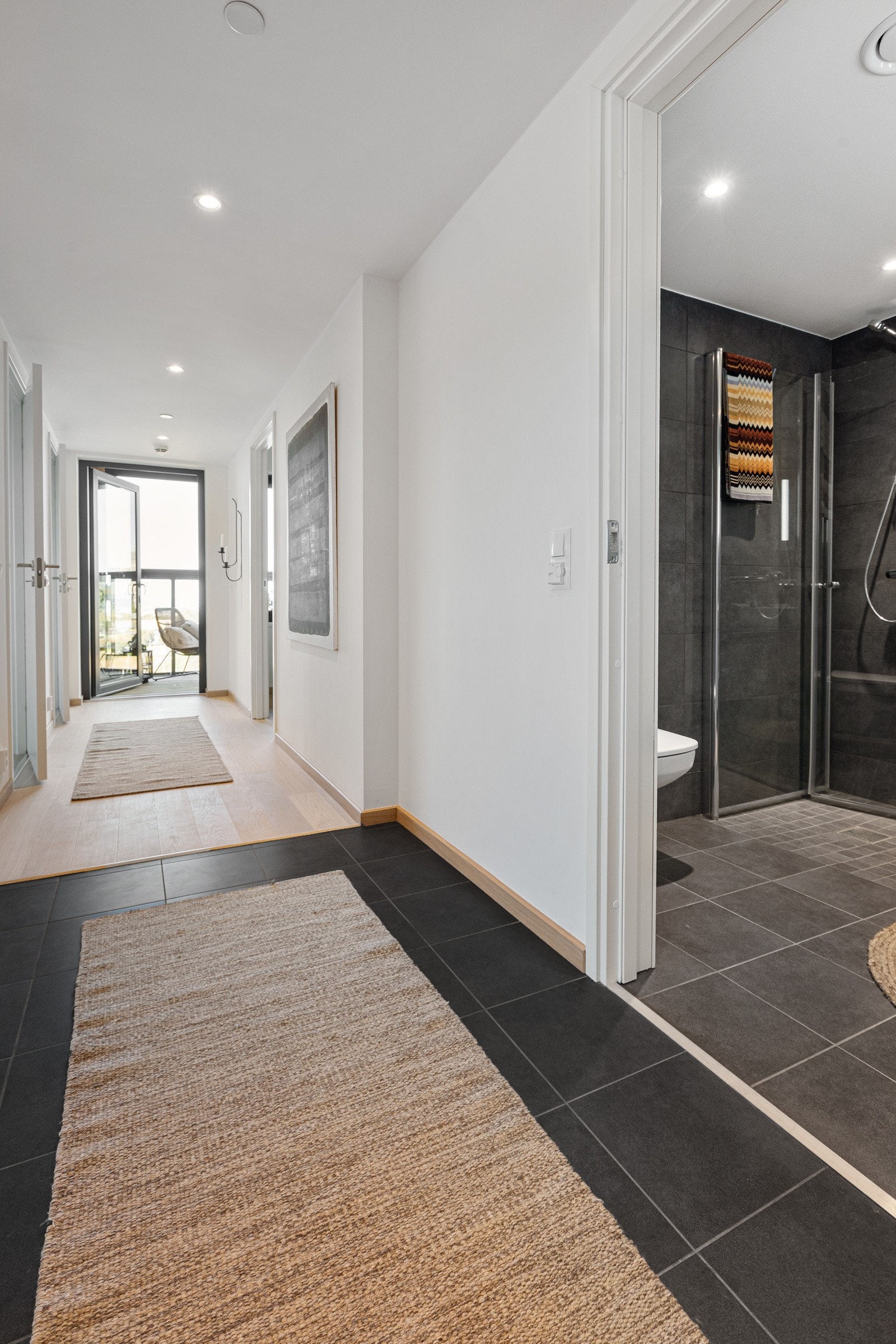 Midt i mot entrèen er det utgang til en innglasset balkong. Galleribilde