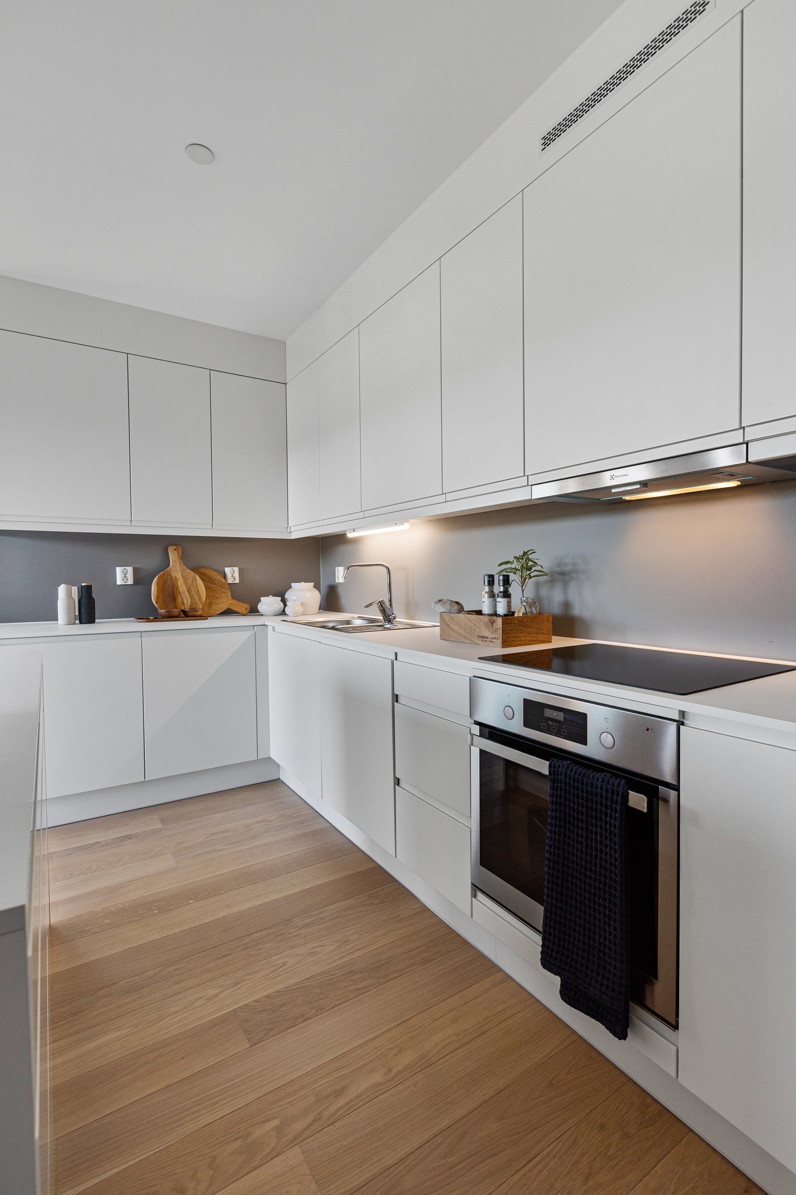 Kjøkkeninnredning fra JKE med integrerte hvitevarer Galleribilde