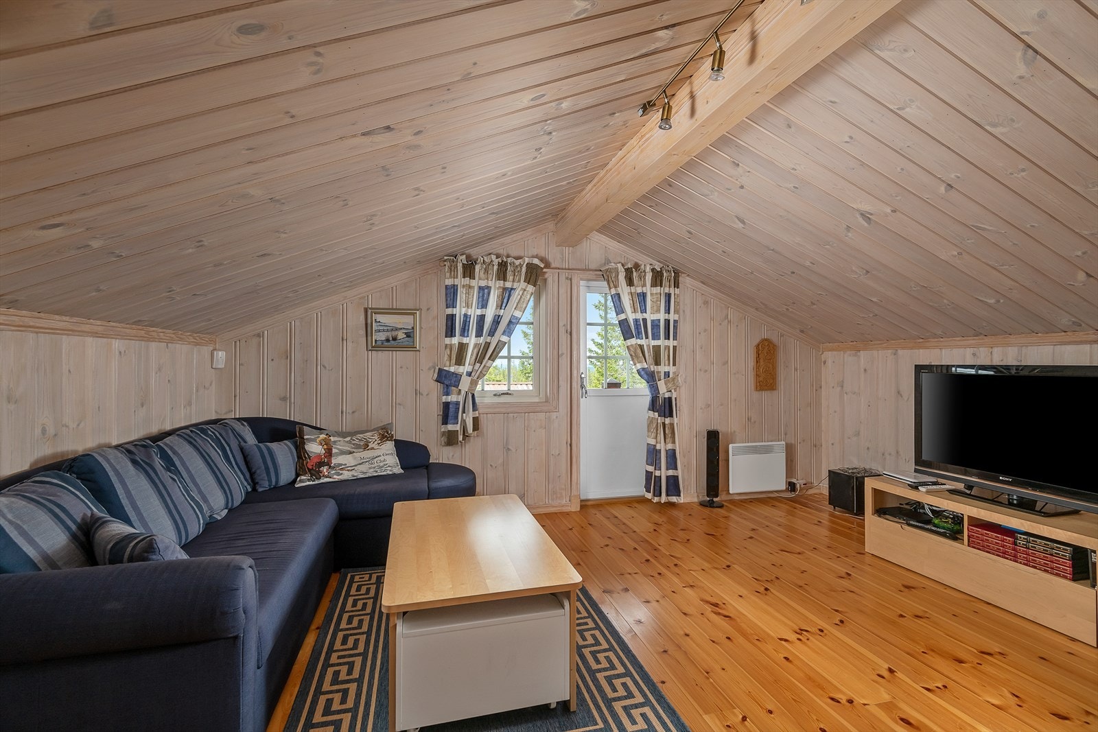 Loftsetasjen er delt i 3 rom, hvorav det ene er innredet som stue og de to andre som soverom. Galleribilde