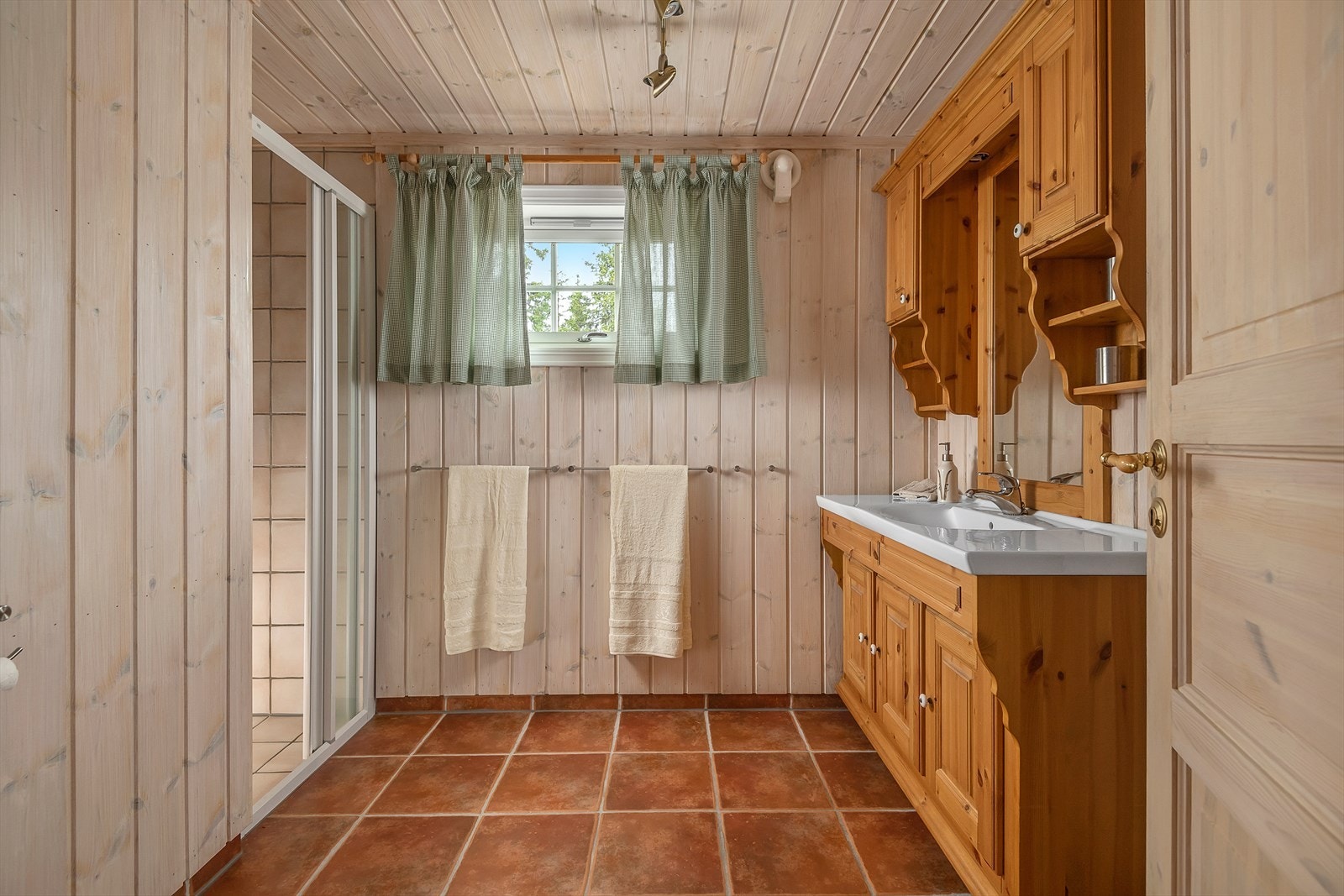 Badet har flislagt dusjnisje. Galleribilde