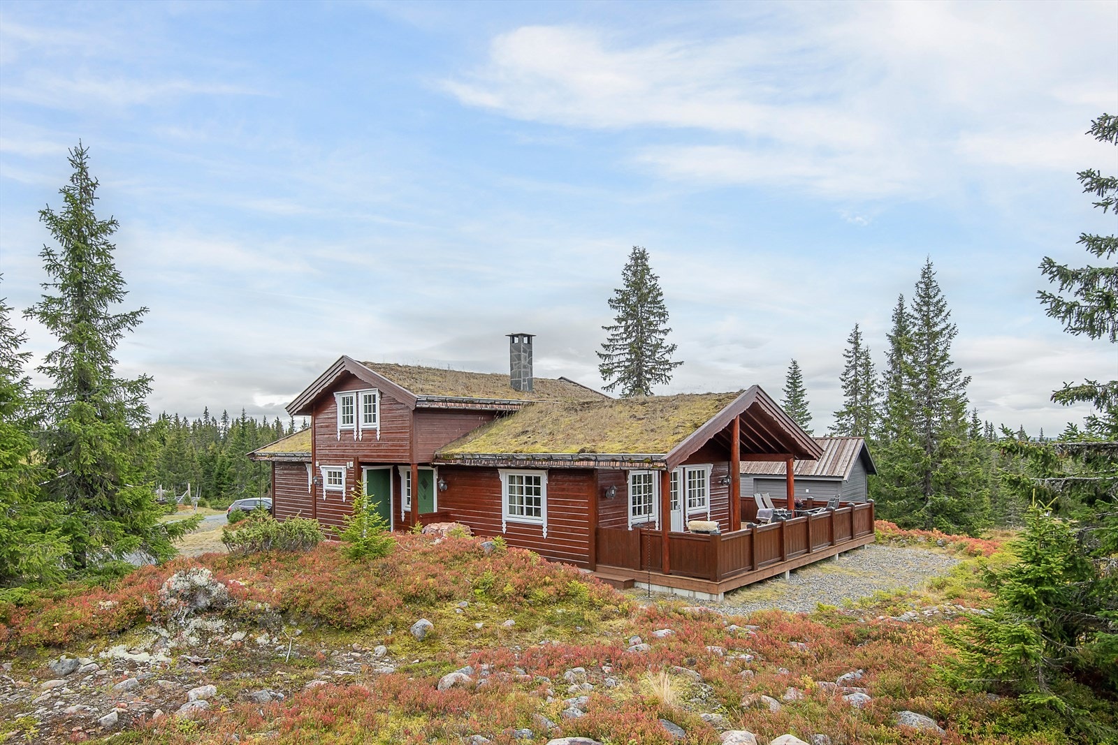 Tomta grenser ut mot friområde på 2 sider. Fine solforhold. Galleribilde