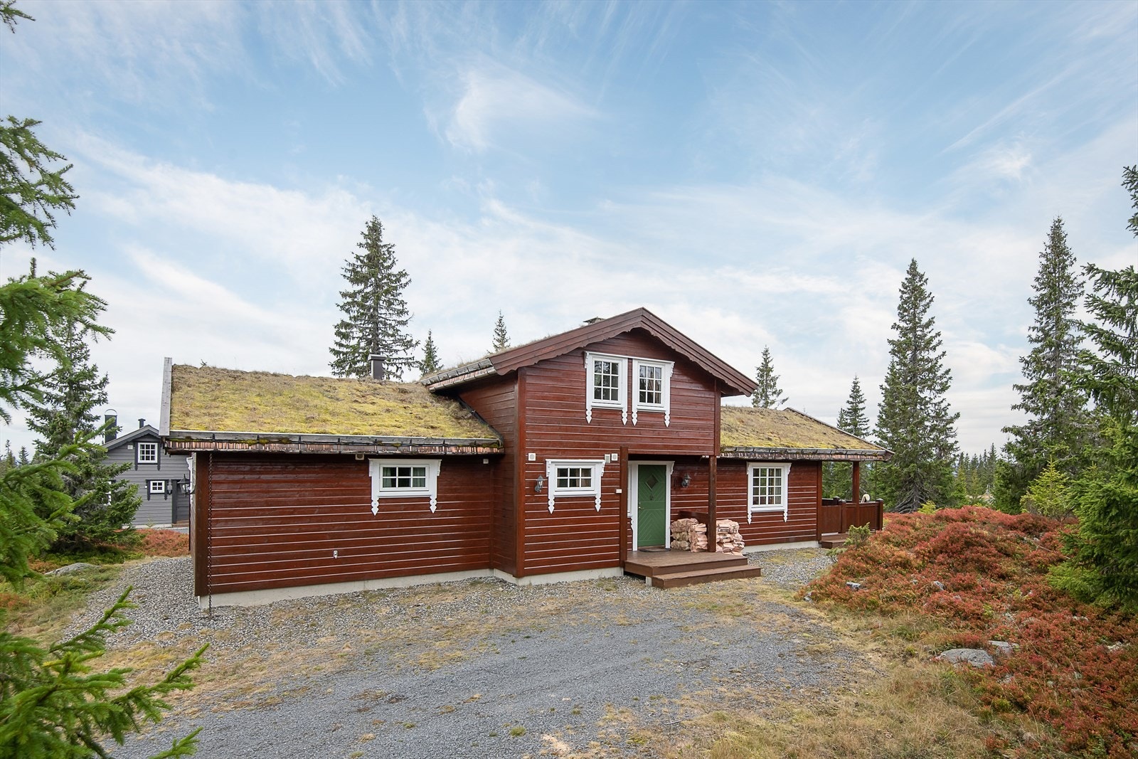 Eiendommen ligger veletablert område på Skulivangen på Sjusjøen. Stille og rolige omgivelser, skjermet for innsyn. Galleribilde