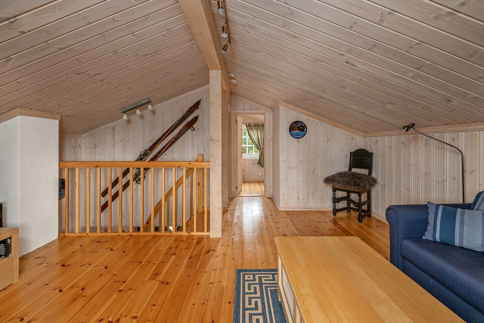 Trapp opp fra gangen til loftstua. Herfra er det utgang til balkong. Galleribilde