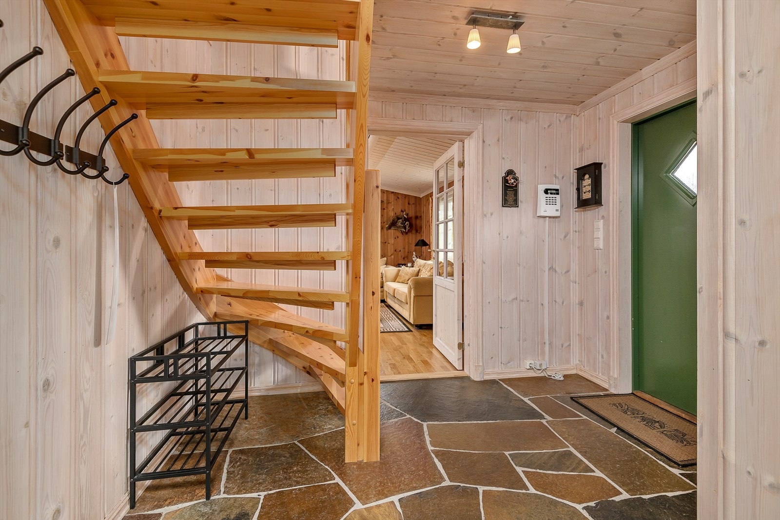 Fra gang/hall der det er adkomst inn i stua, trapp opp til hemsen og ellers adkomst til bad, vaskerom, wc og 3 soverom. Galleribilde