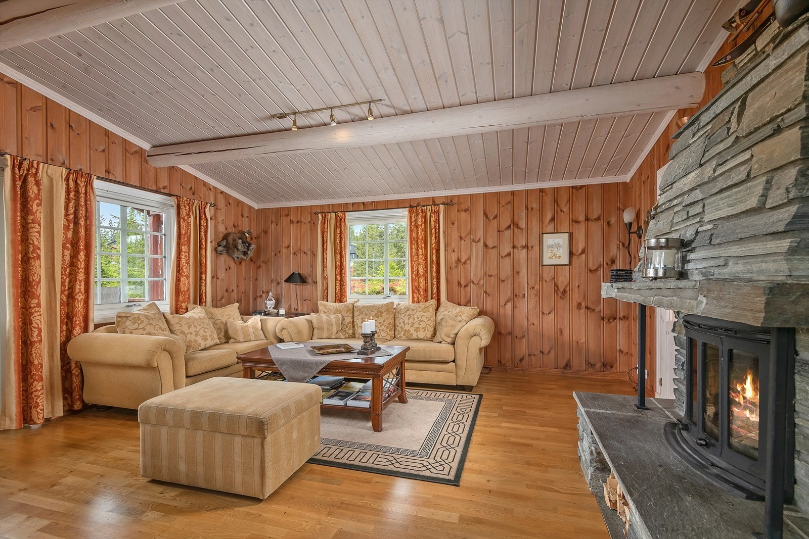 Store vindusflater og god takhøyde bidrar til ekstra god romfølelse. Galleribilde