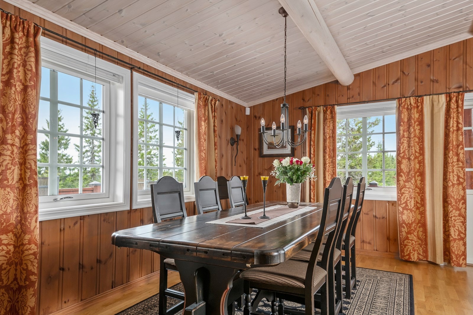 Fint lys inn over spisebordet. Galleribilde