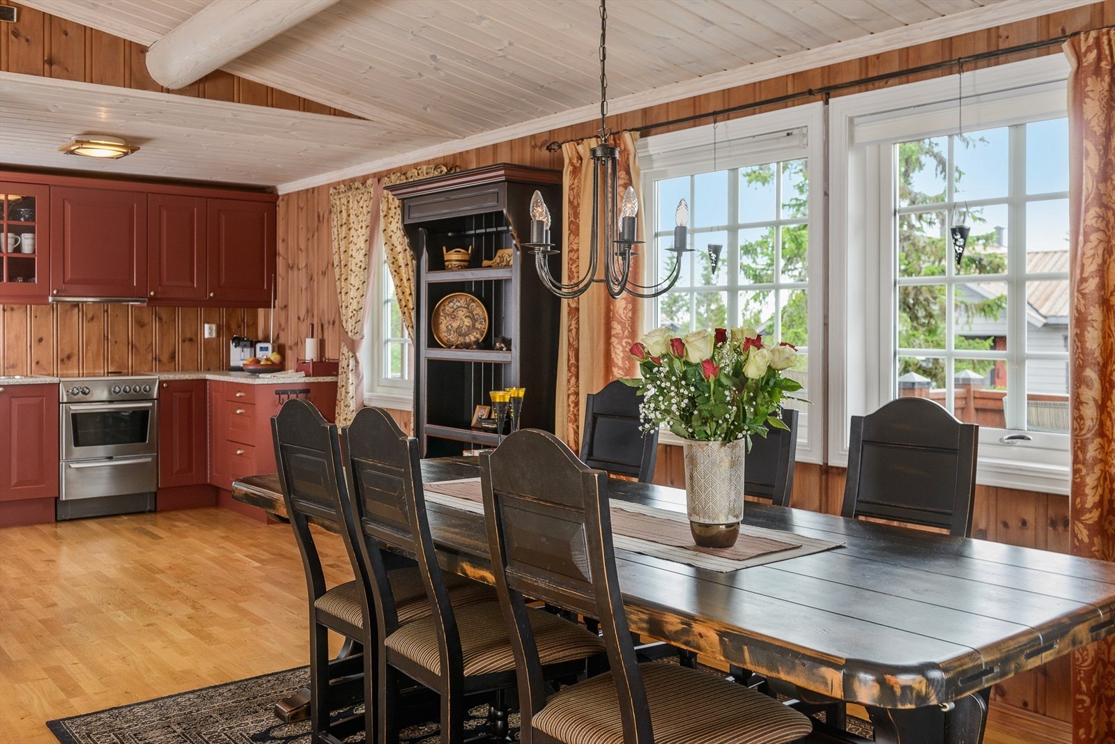 Fin kontakt mellom kjøkken og spiseplassen. Galleribilde