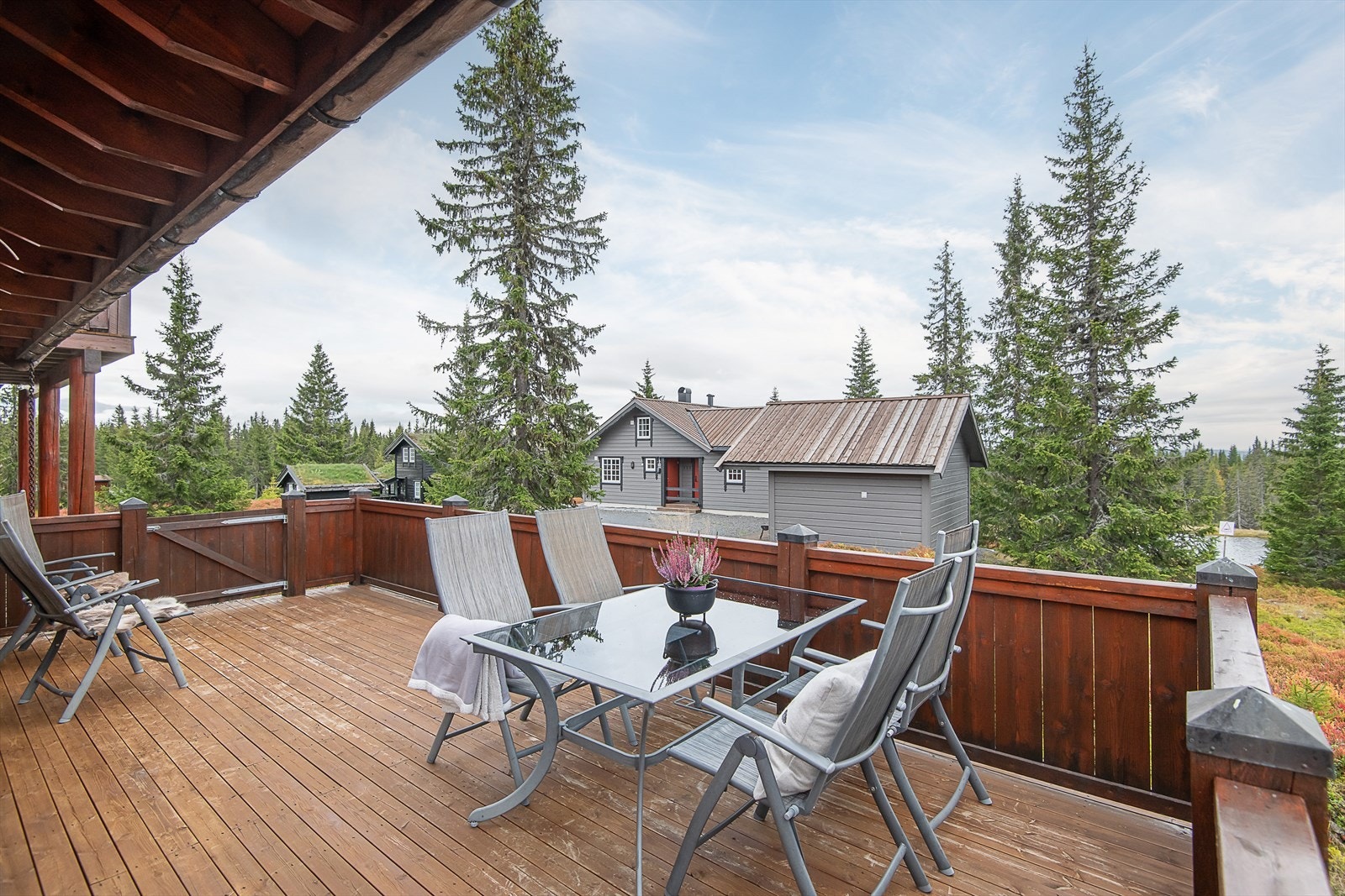 God plass til å møblere ute på terrassen og slappe av i hytteveggen, før eller etter turen. Galleribilde