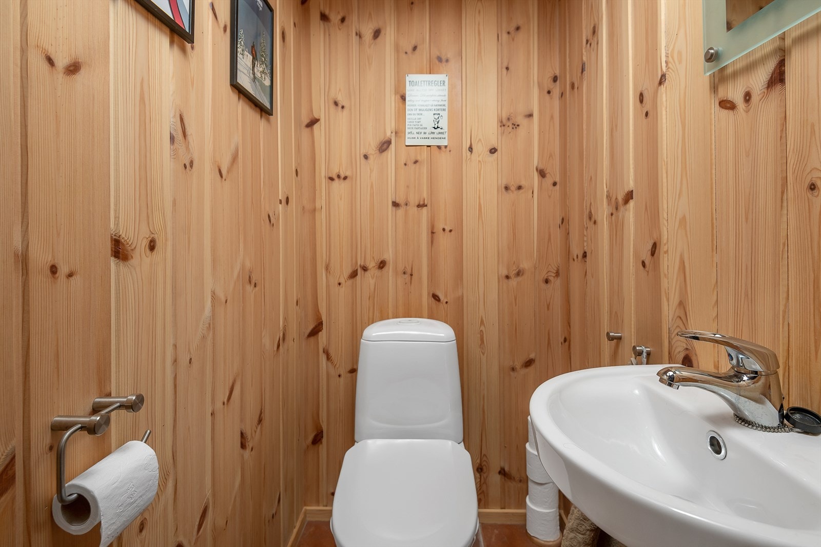 Ekstra WC med servant er praktisk når hytta fylles med familie og venner. Galleribilde