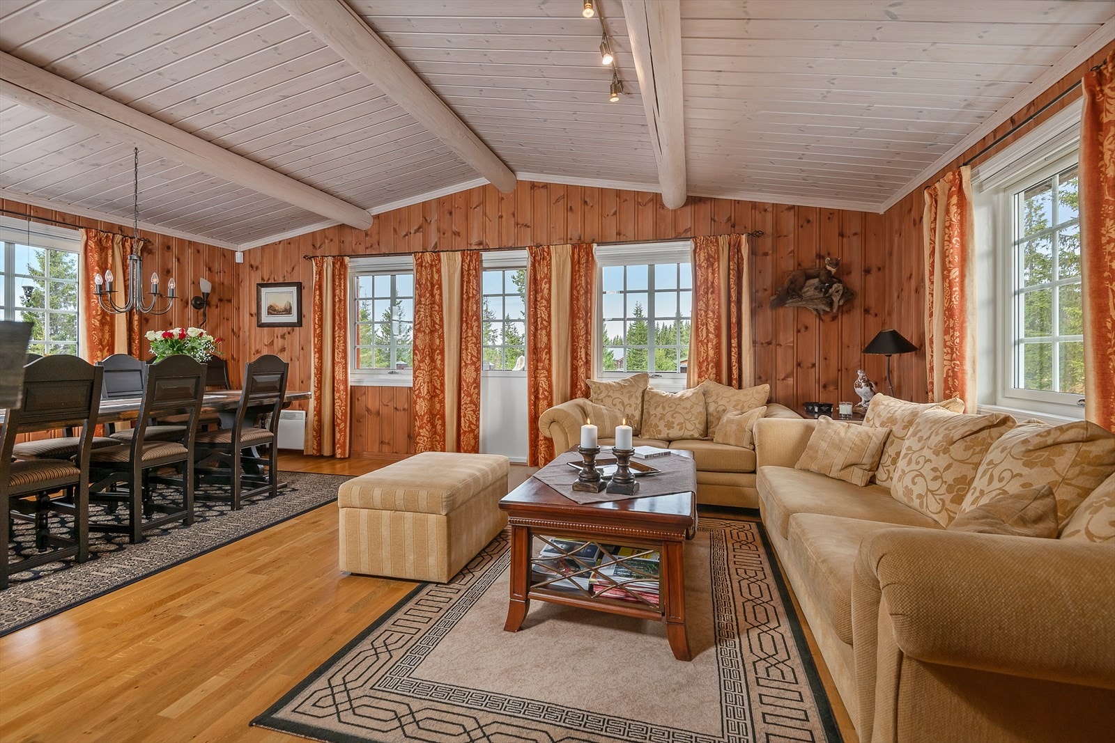 Romslig, lun og innbydende stue med god plass til både langbordet og salongen. Galleribilde