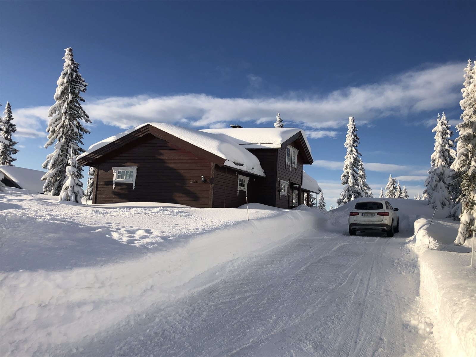 Hytta i vinterprakt. Bildet er tatt av eier. Galleribilde
