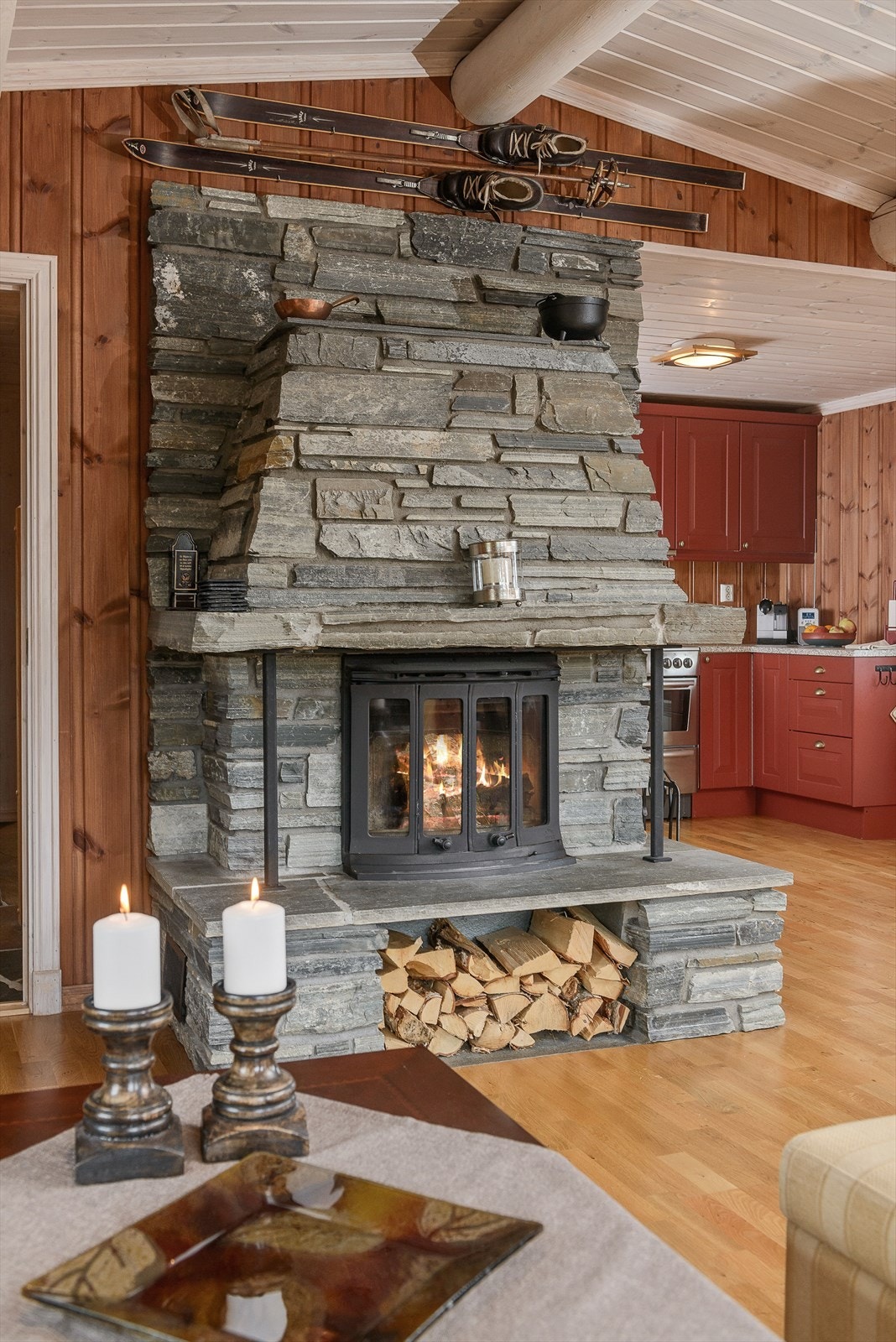 Flott, muret peis med innsats sørger for god varme og hyggelig stemning. Galleribilde