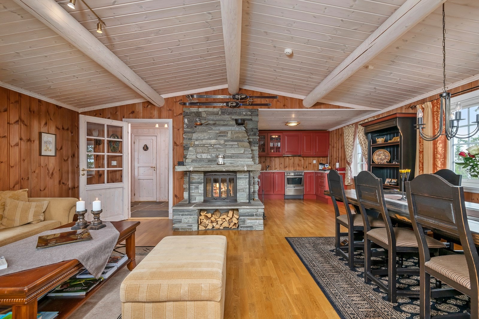 Stue/spisestue ligger i en åpen løsning mot kjøkken. En stor og flott, muret peis er et naturlig midtpunkt i rommet. Galleribilde