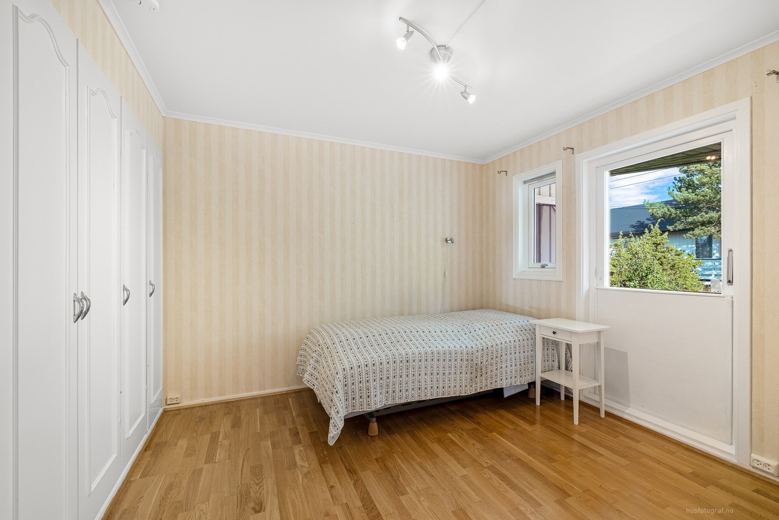 Soverom 1 med garderobeskap og utgang til balkong Galleribilde
