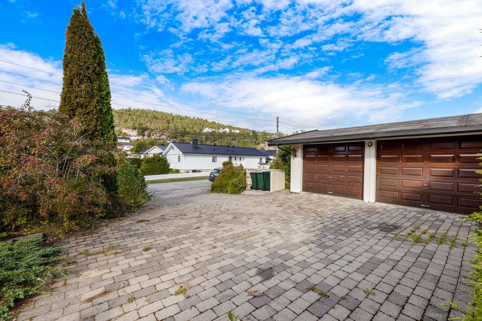 Godt med biloppstillingsplasser på egen gårdsplass Galleribilde