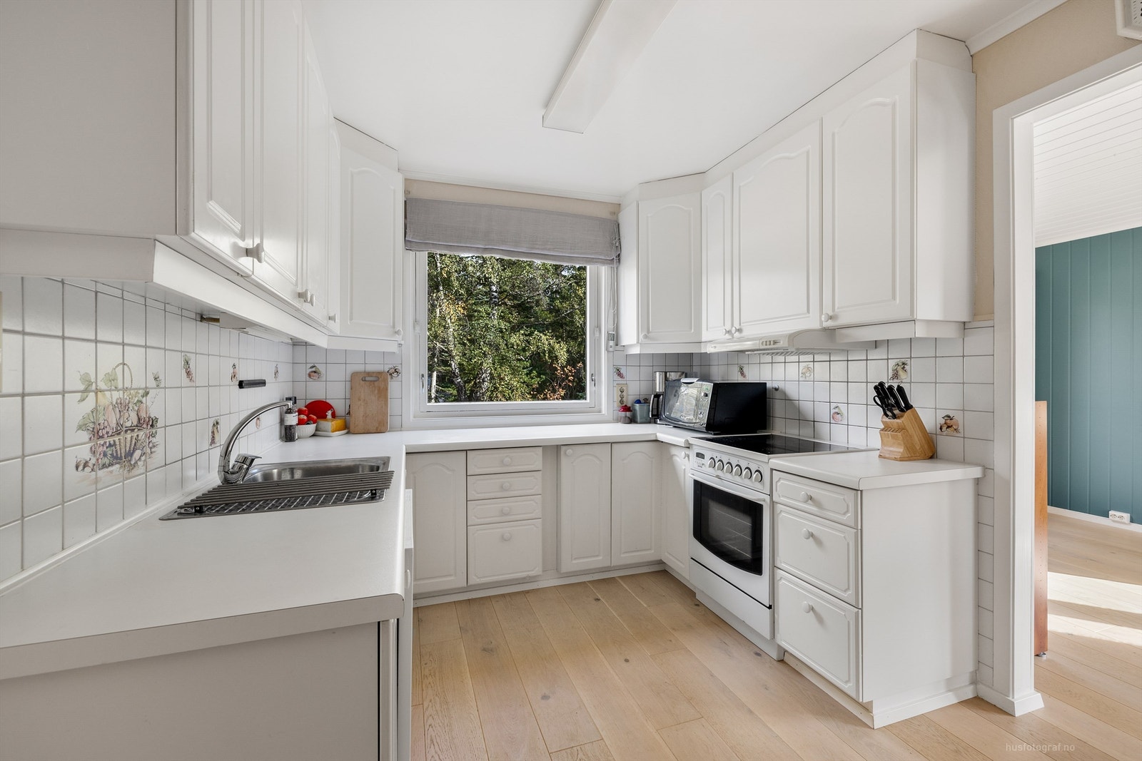 Flislagt felt over laminerte benkeplater Galleribilde