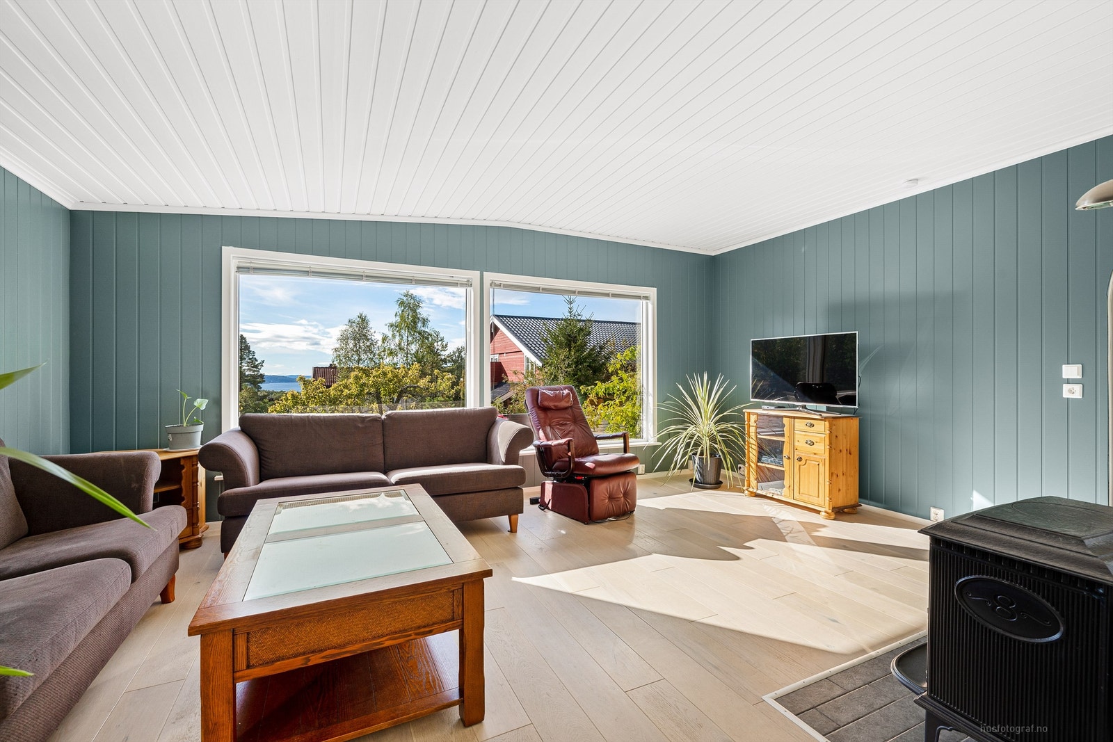 Frittstående Jøtul vedovn med flislagt gulv og malt murvegg Galleribilde