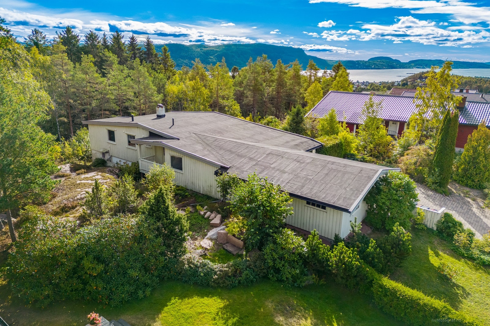 Eiendommen grenser til kommunalt/privat eid skogsområde Galleribilde