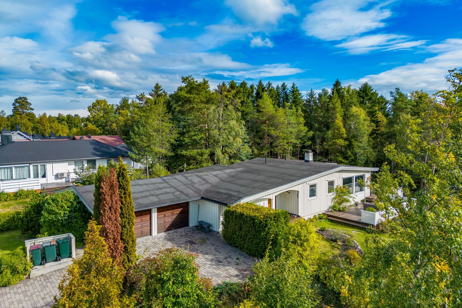 Parkering i integrert dobbelgarasje med innvendig adkomst til bolig Galleribilde