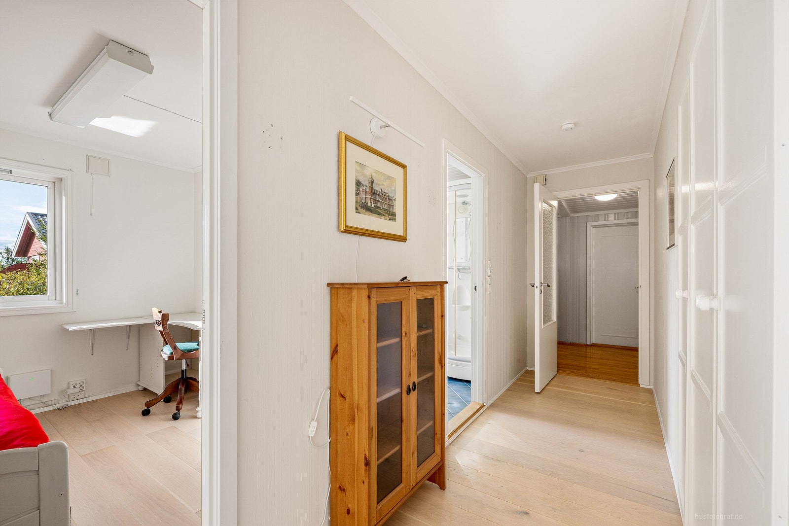 Nyere 1-stavs eikeparkett på gulv i stue og gang Galleribilde