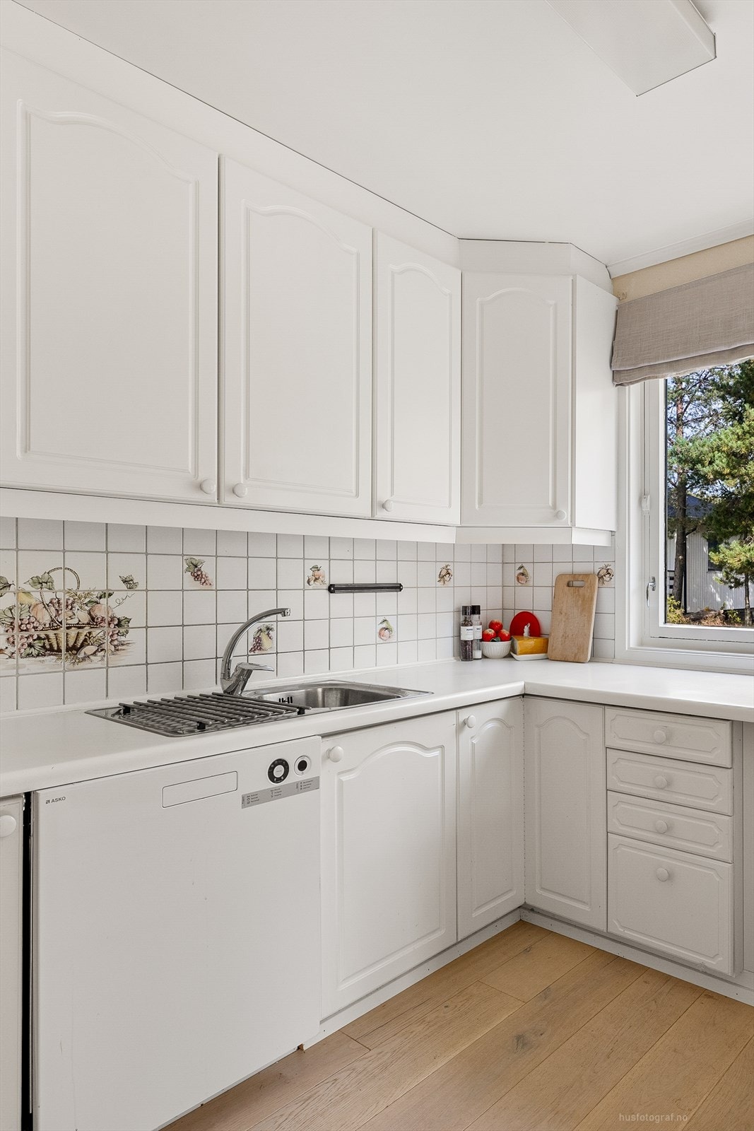 Over- og underskap i hvit og profilert utførelse Galleribilde