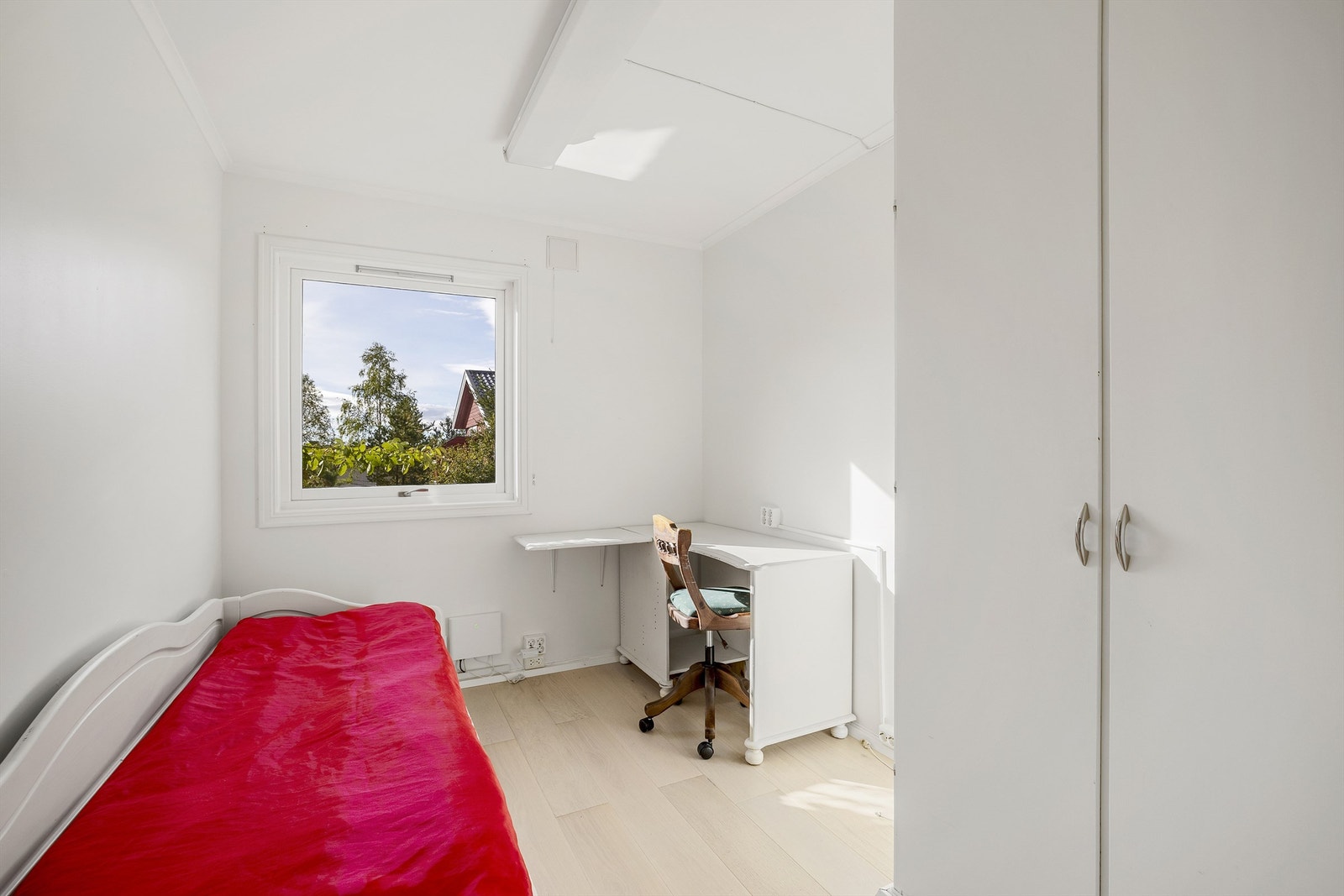 Soverom 2 med garderobeskap Galleribilde