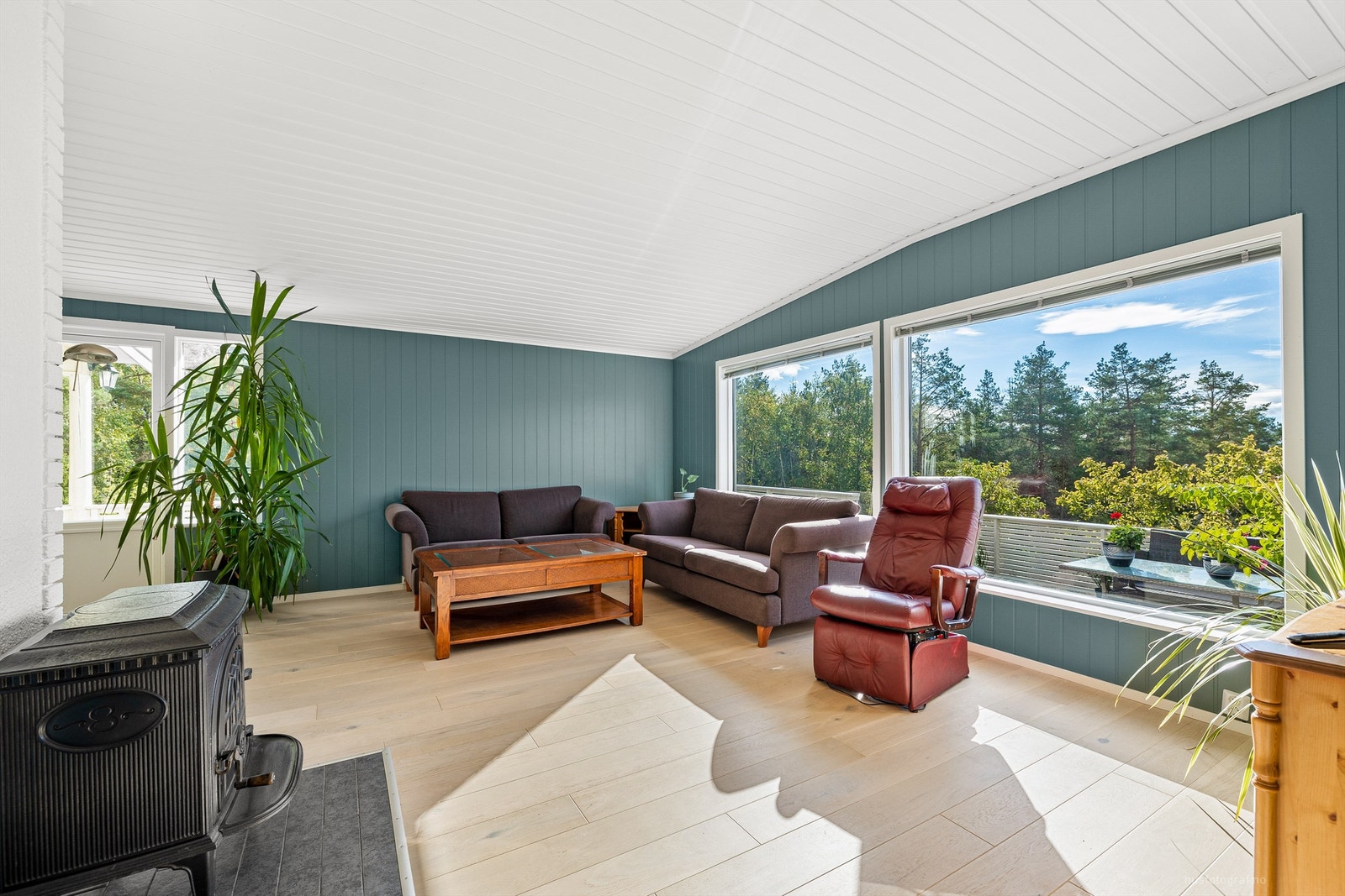 Romslig vinkelstue med sofaområde og god plass til spisemøblement Galleribilde