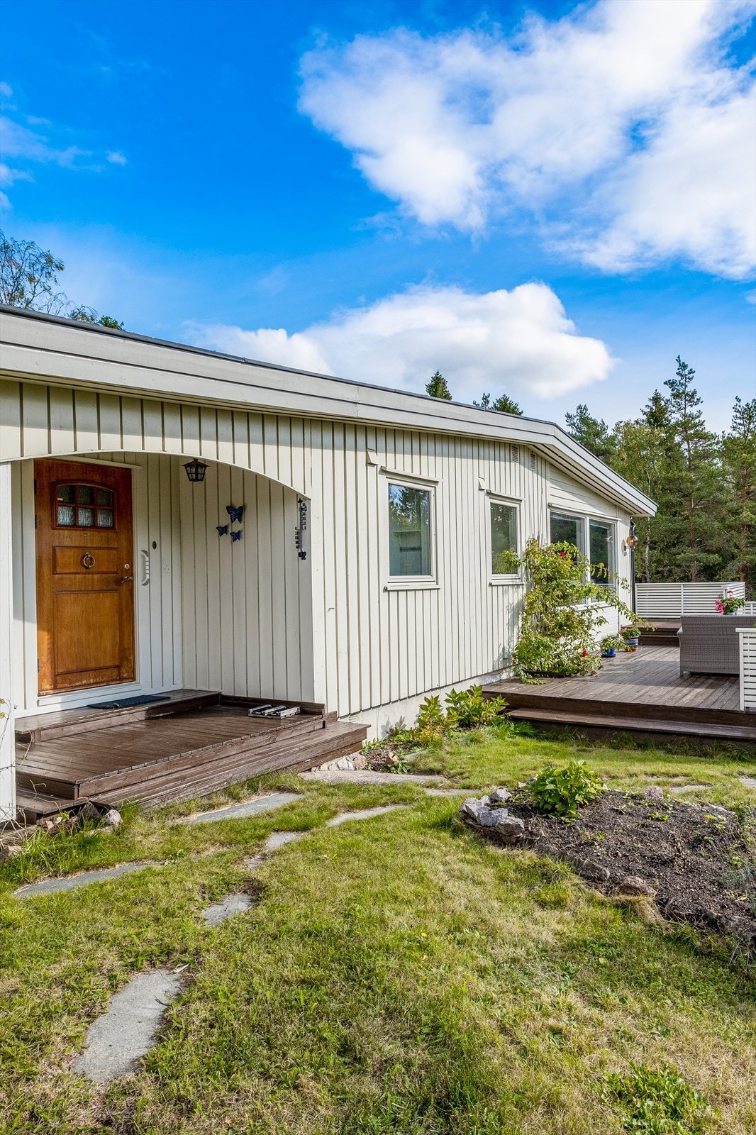 Fra gårdsplassen er det opparbeidet sti til boligens overbygd inngangsparti Galleribilde