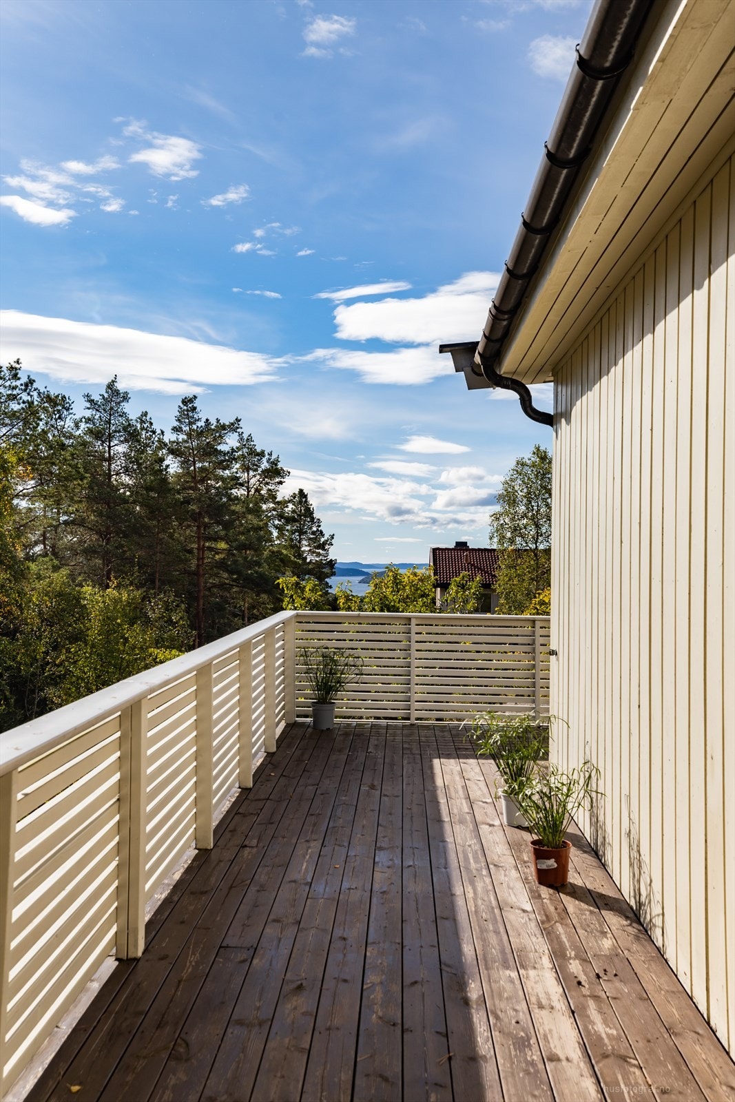 Terrassen strekker seg rundt to sider av boligen Galleribilde