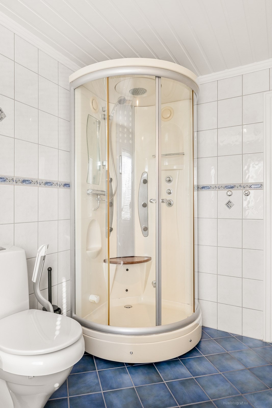 Dusjkabinett med massasjedyser og takdusj Galleribilde