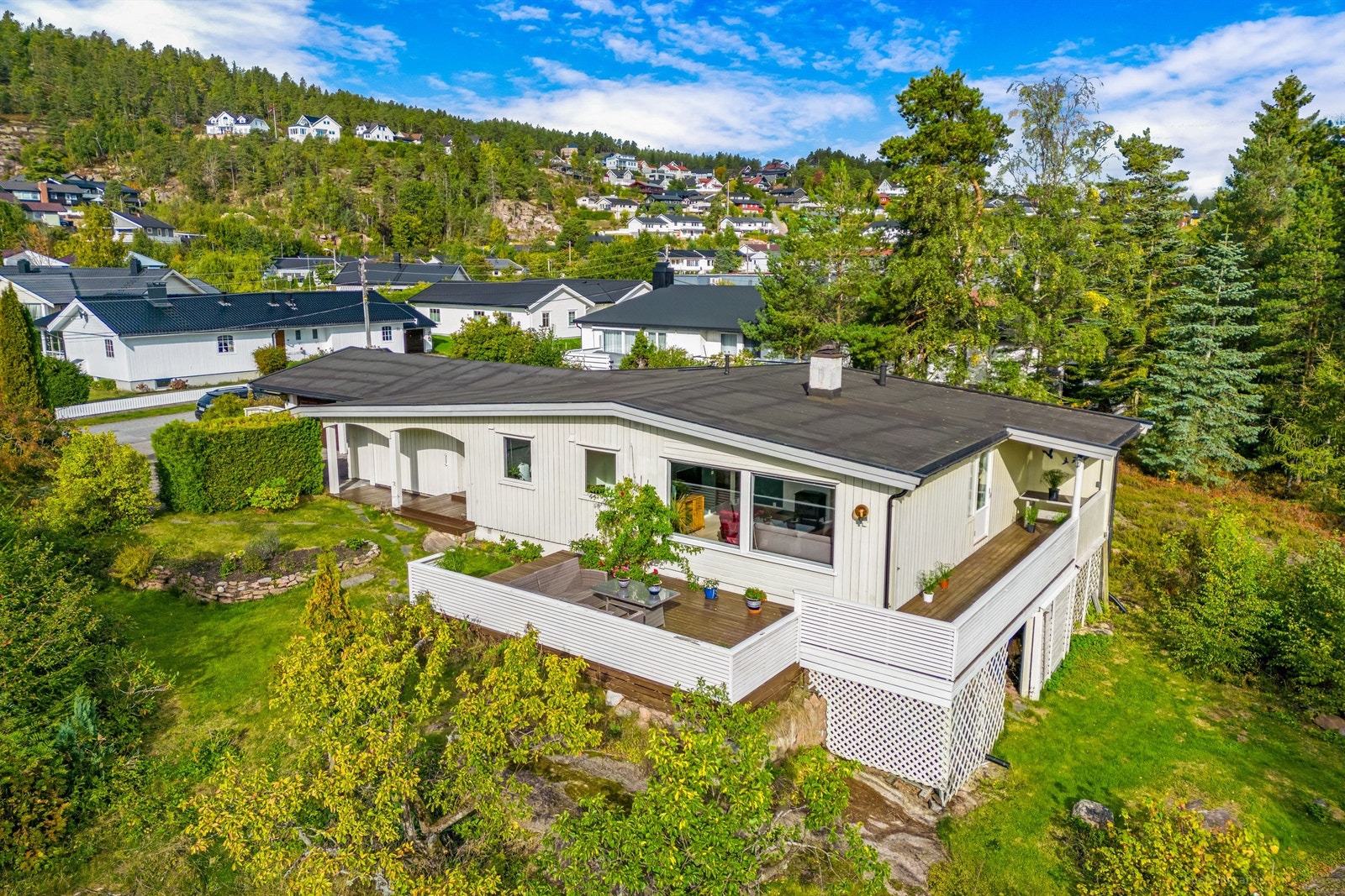 Innholdsrik enebolig med alt på en flate Galleribilde